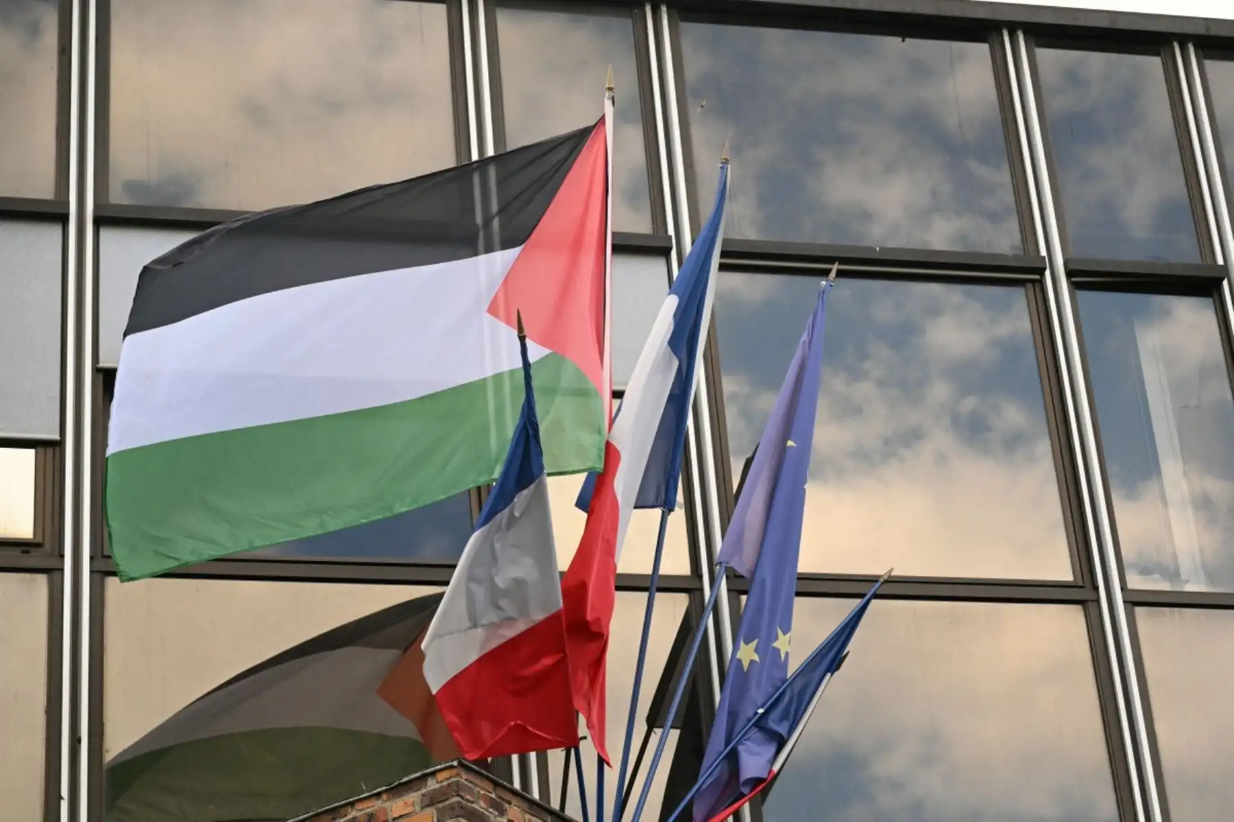 Banderas palestinas, francesas y europeas juntas ondeando afuera del ayuntamiento de Malakoff, al sur de París, en Francia, el 21 de septiembre de 2025, en el marco del reconocimiento formal del estado de Palestina por parte de Reino Unido, Canadá y Australia. Foto: AFP