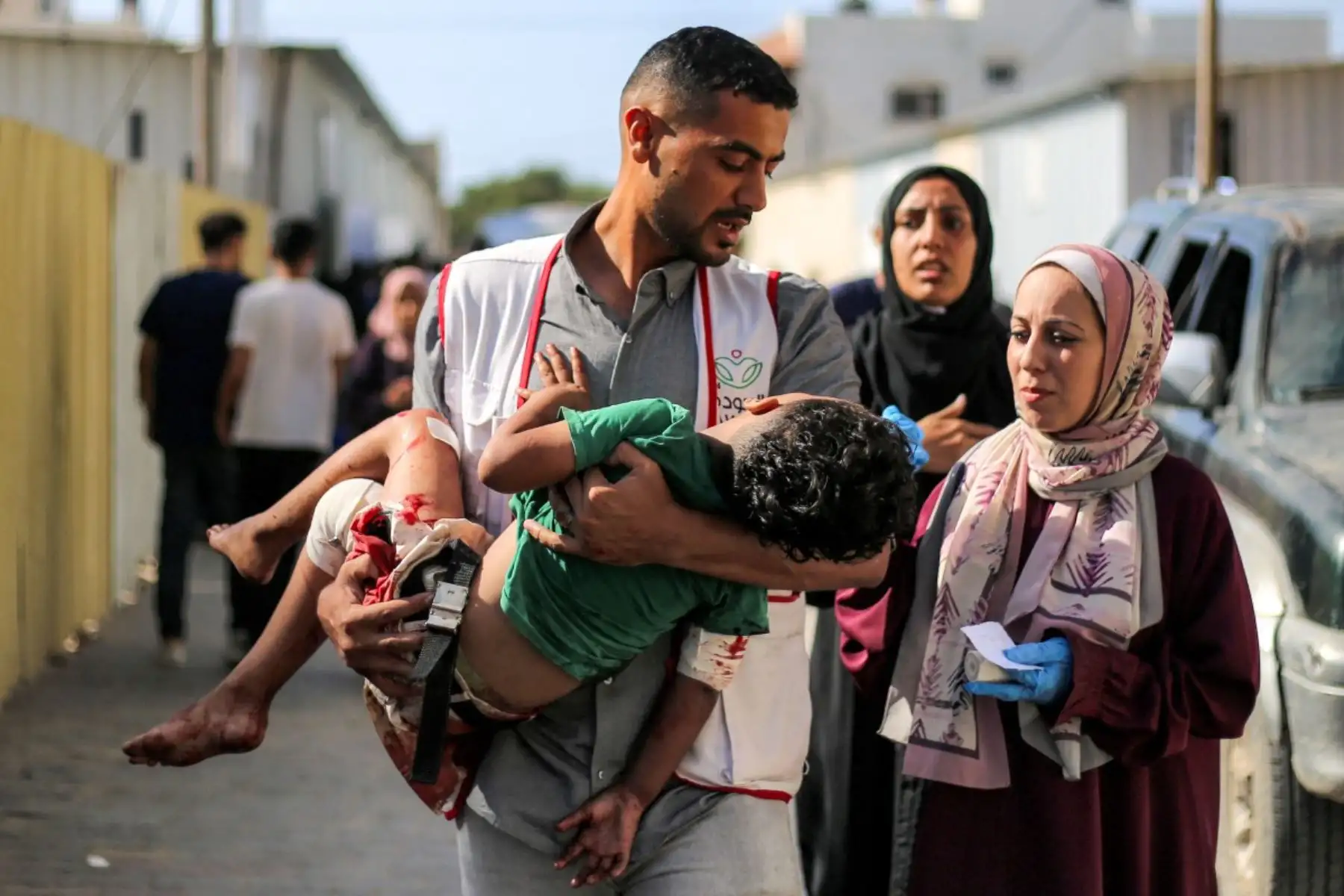 Un trabajador del Hospital al-Awda carga a un niño herido por un presunto bombardeo israelí contra al-Bureij, en las afueras del hospital en Nuseirat, en el centro de la Franja de Gaza. Al menos seis personas murieron en ataques israelíes desde el amanecer del 21 de septiembre, según informó la agencia de defensa civil de Gaza. Foto: AFP