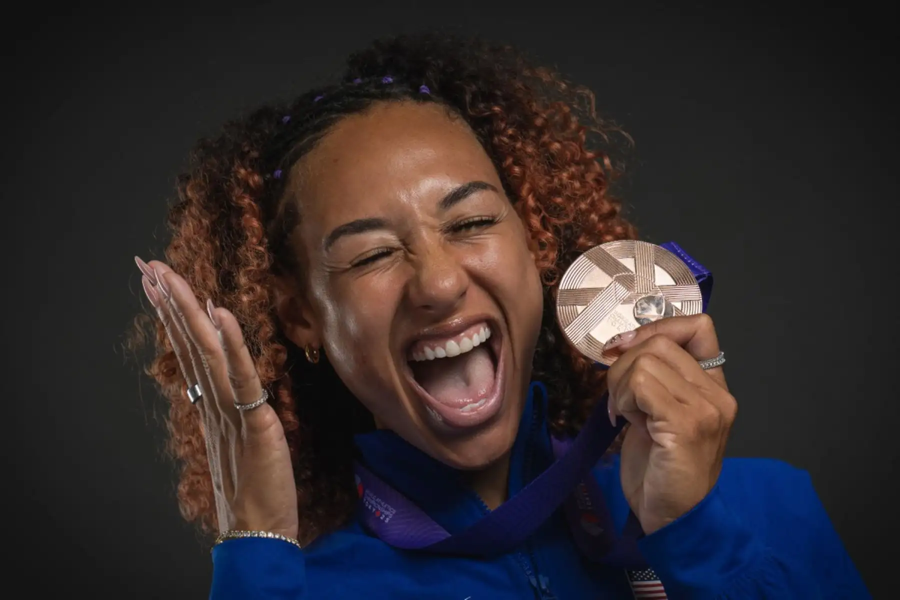 La atleta estadounidense medallista de bronce Taliyah Brooks posa para las cámaras después de la competencia de heptatlón femenino durante una sesión de fotos de estudio con motivo del Campeonato Mundial de Atletismo en Tokio el 21 de septiembre de 2025. Foto: AFP