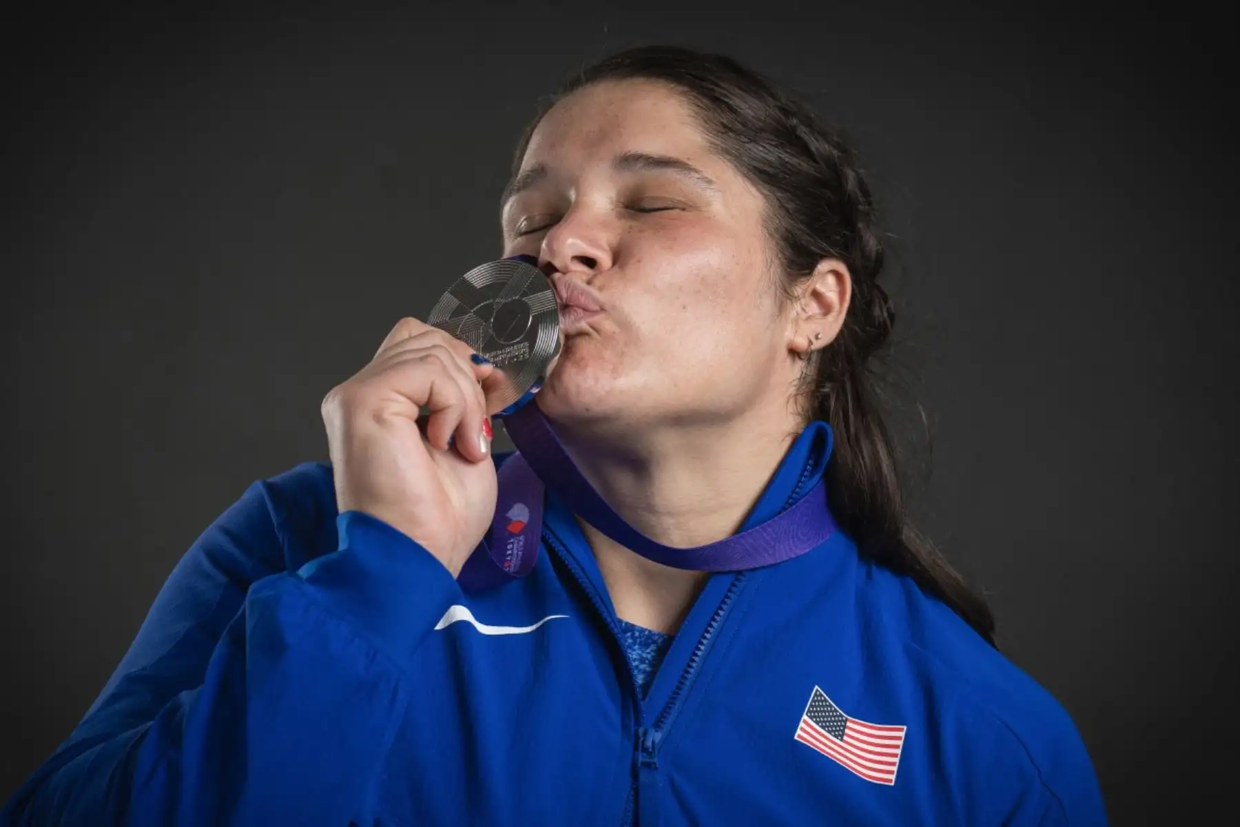 El atleta estadounidense medallista de plata Chase Jackson posa para retratos después de la final de lanzamiento de bala femenino durante una sesión de fotos de estudio con motivo del Campeonato Mundial de Atletismo en Tokio el 21 de septiembre de 2025. Foto: AFP