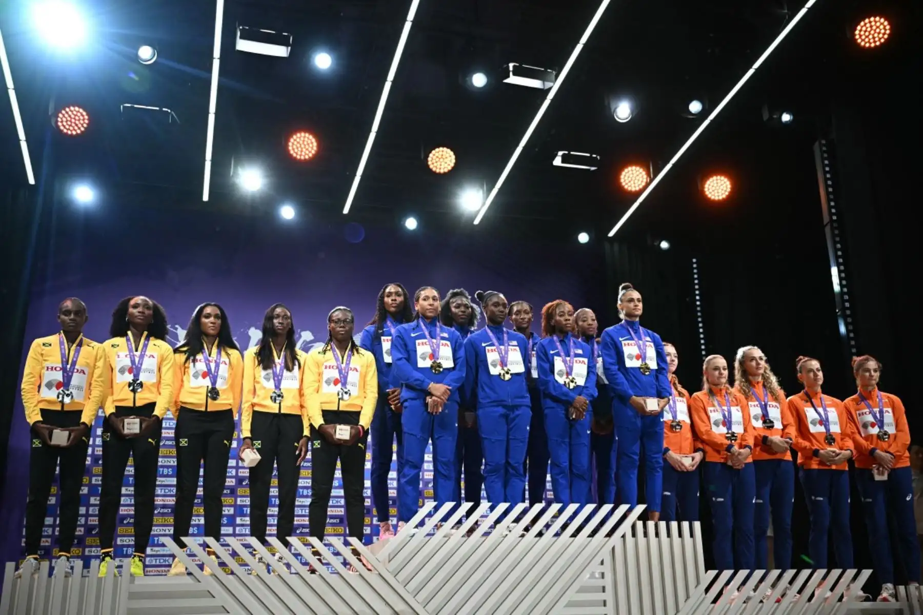 Las medallistas de plata de Jamaica, las medallistas de oro de Estados Unidos y las medallistas de bronce de los Países Bajos posan en el podio de la final del relevo 4x100m femenino durante el Campeonato Mundial de Atletismo en Tokio el 21 de septiembre de 2025. Foto: AFP