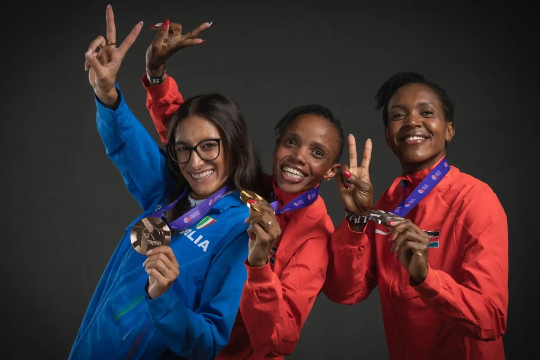 La atleta italiana medallista de bronce Nadia Battocletti, la atleta keniana medallista de oro Beatrice Chebet y la atleta keniana medallista de plata Faith Kipyegon posan para retratos después de la final femenina de 5000 m durante una sesión de fotos de estudio con motivo del Campeonato Mundial de Atletismo en Tokio el 21 de septiembre de 2025. Foto: AFP