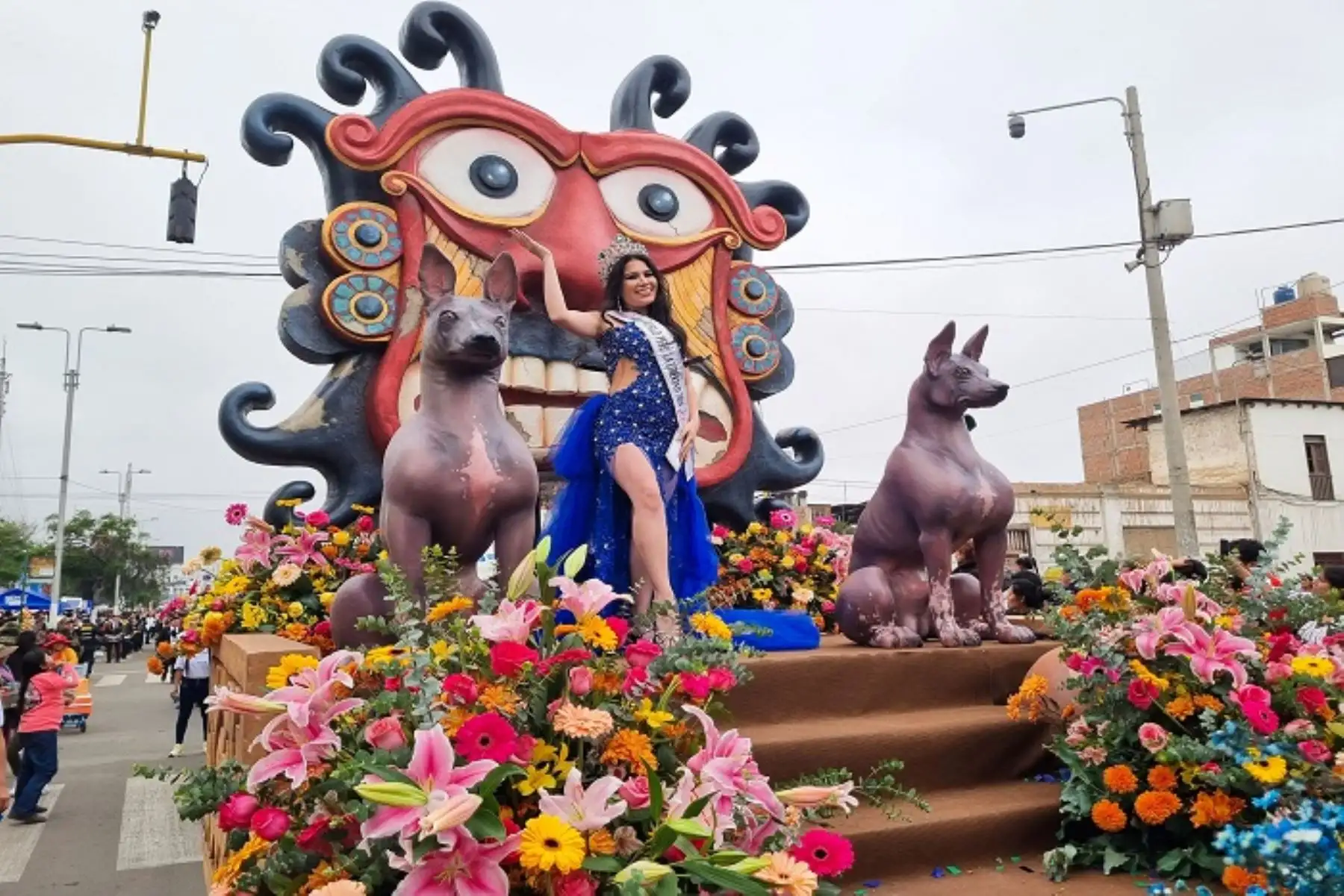 Las principales calles del centro histórico de Trujillo se llenarán esta tarde de color, alegría y belleza.