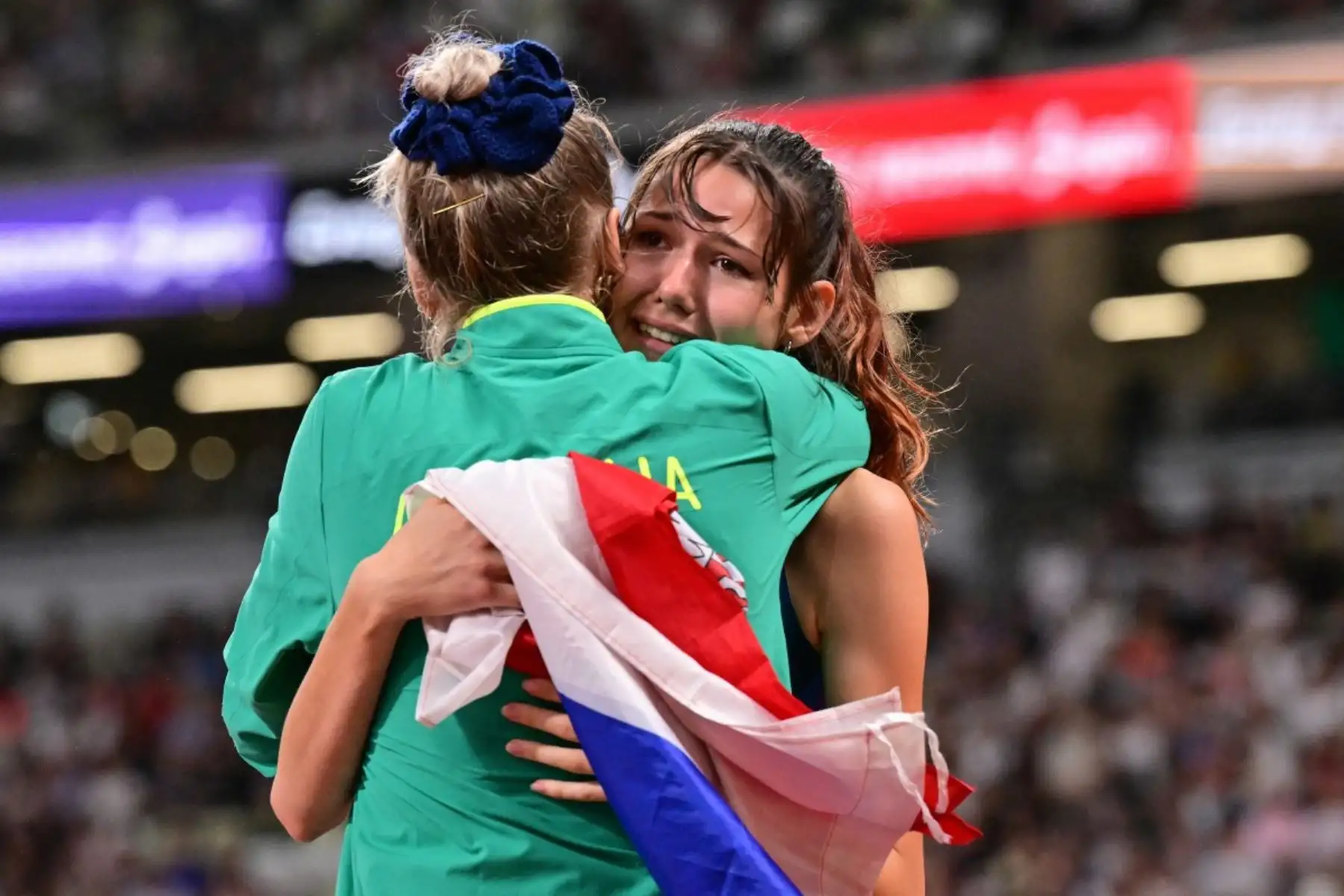 La atleta serbia Angelina Topic celebra la obtención del bronce en la final de salto de altura femenino durante el Campeonato Mundial de Atletismo en Tokio el 21 de septiembre de 2025. Foto: AFP