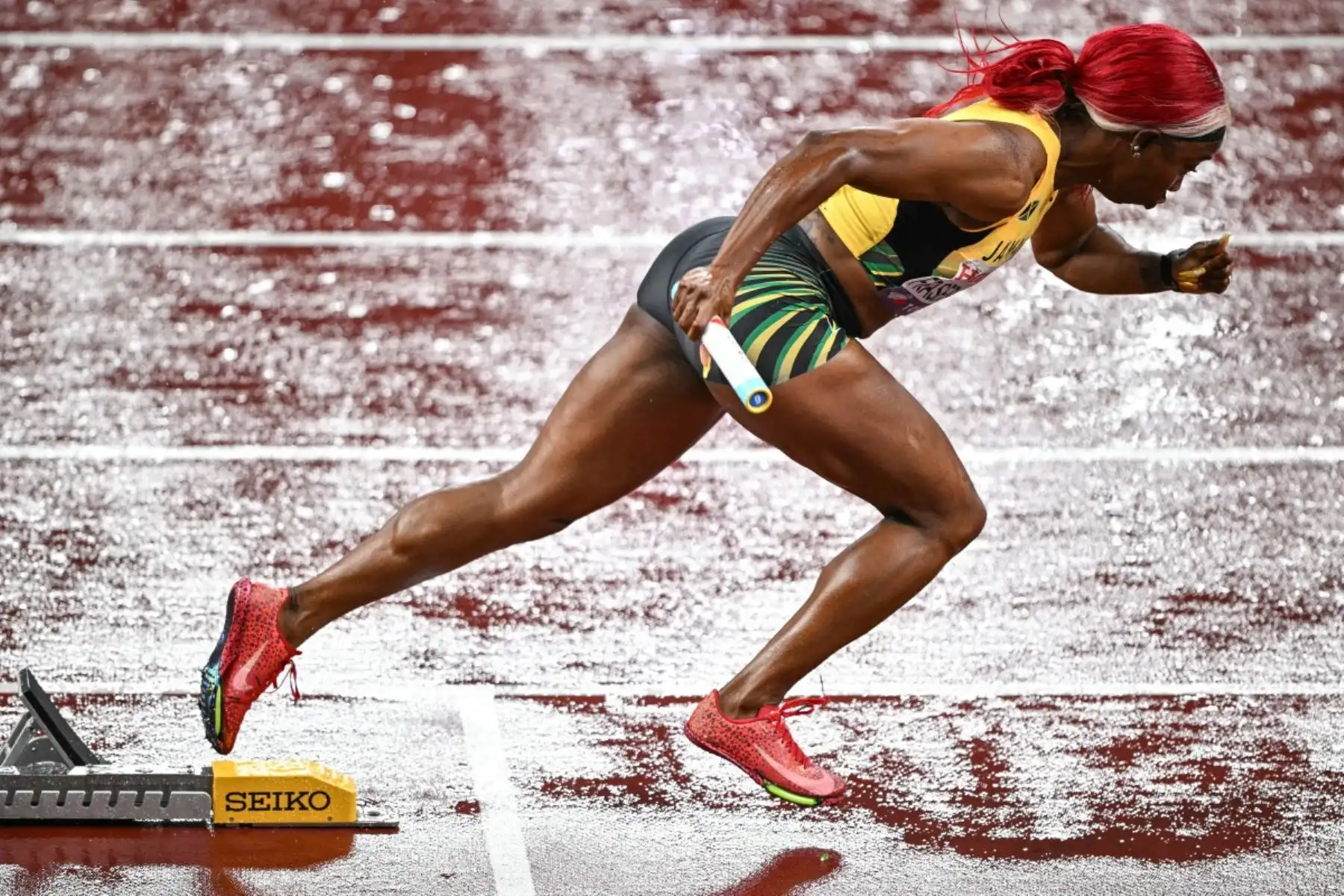 La atleta jamaiquina Shelly-Ann Fraser-Pryce compite en la final del relevo 4x100 m femenino durante el Campeonato Mundial de Atletismo en Tokio el 21 de septiembre de 2025. Foto: AFP