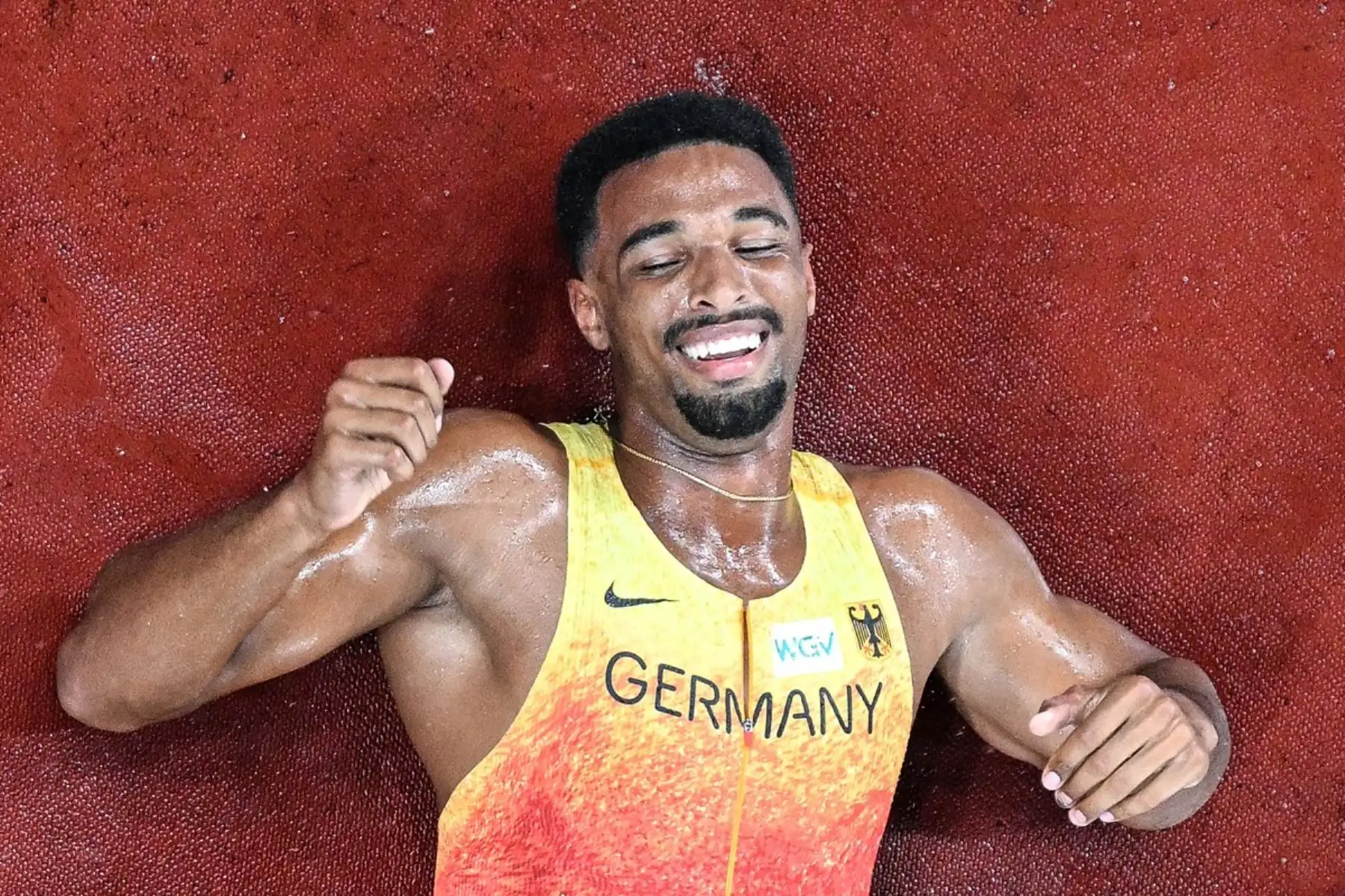 El atleta alemán Leo Neugebauer celebra su victoria en el decatlón masculino después de la prueba de 1500 m durante el Campeonato Mundial de Atletismo en Tokio el 21 de septiembre de 2025. Foto: AFP
