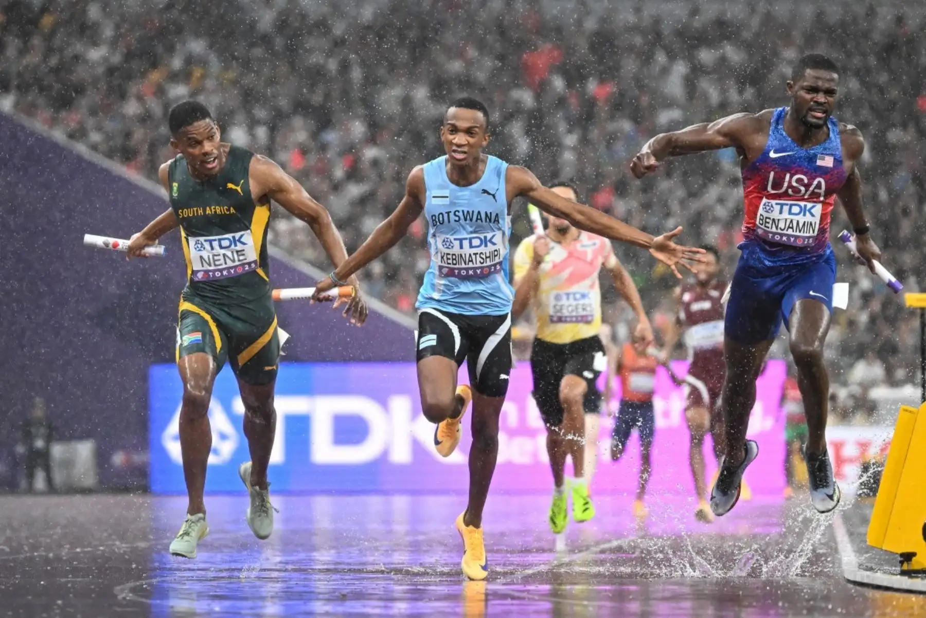 El atleta de Botswana Busang Collen Kebinatshipi cruza la línea de meta frente al atleta sudafricano Zakithi Nene y al estadounidense Rai Benjamin para ganar la final del relevo 4x400m masculino durante el Campeonato Mundial de Atletismo en Tokio el 21 de septiembre de 2025. Foto: AFP