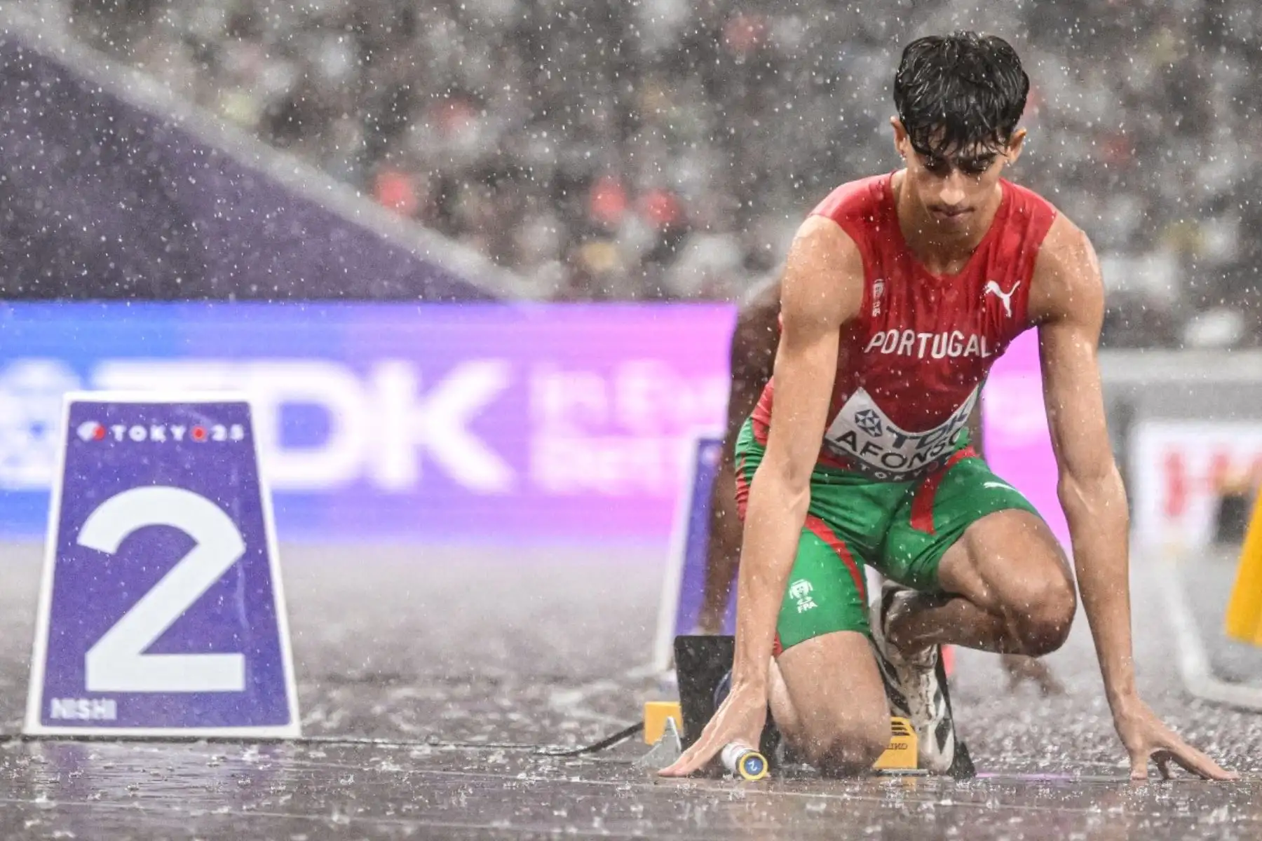 El atleta portugués Pedro Afonso se prepara para competir en la final del relevo 4x400m masculino durante el Campeonato Mundial de Atletismo en Tokio el 21 de septiembre de 2025. Foto: AFP
