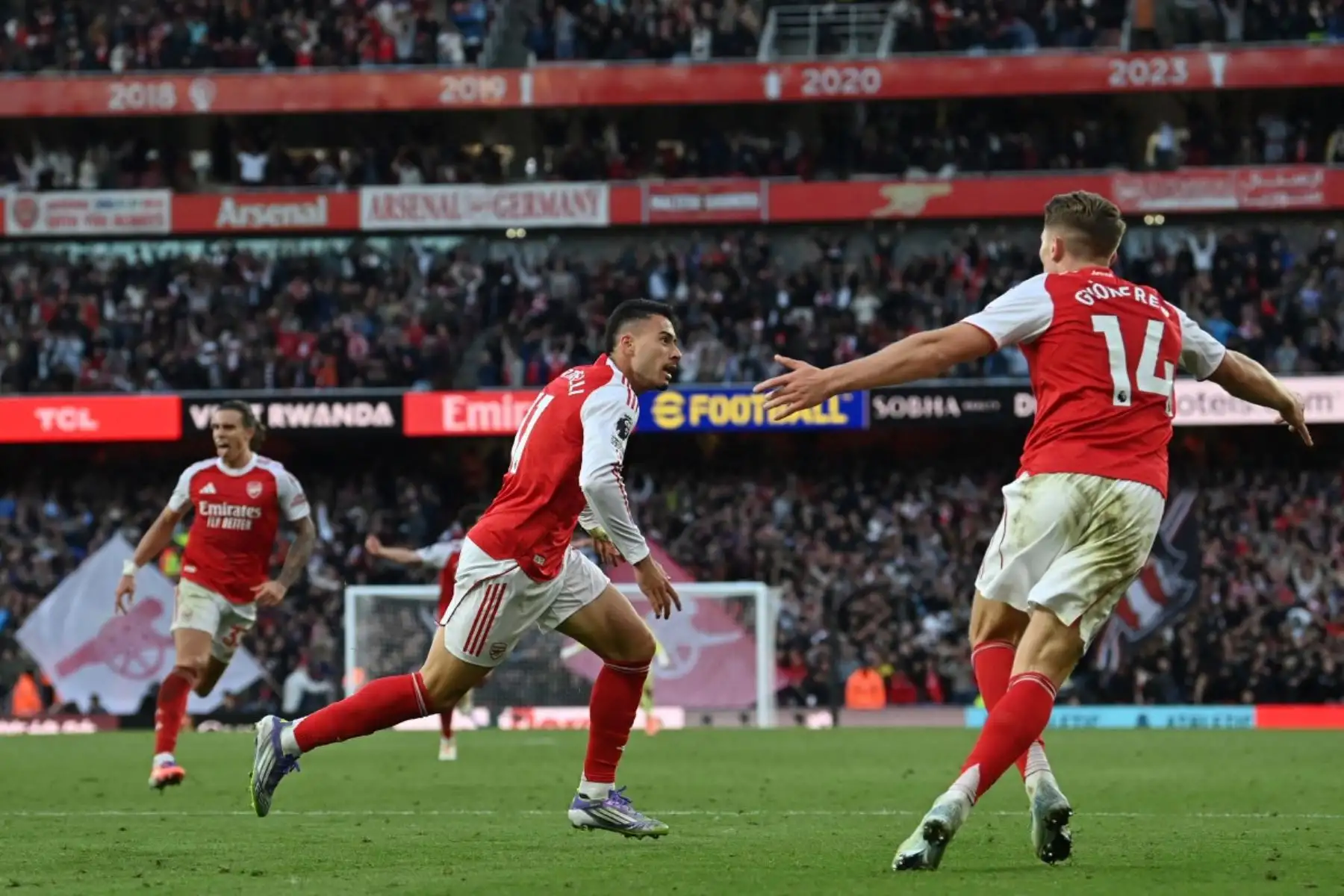 El mediocampista brasileño del Arsenal, Gabriel Martinelli, celebra con sus compañeros de equipo después de marcar su primer gol durante el partido de fútbol de la Premier League inglesa entre el Arsenal y el Manchester City en el Emirates Stadium de Londres el 21 de septiembre de 2025. Foto: AFP