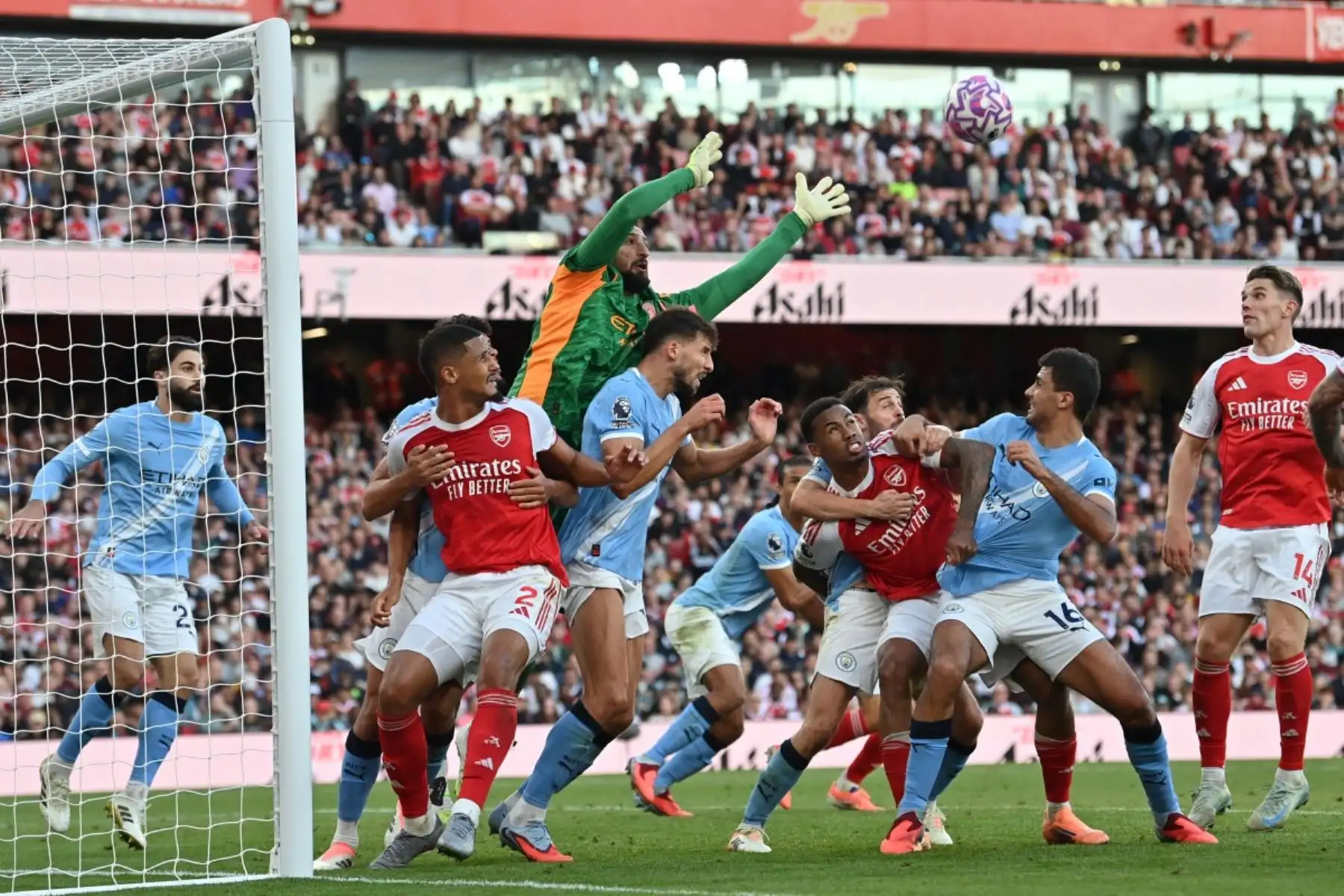 El portero italiano del Manchester City, Gianluigi Donnarumma, alcanza el balón durante el partido de fútbol de la Premier League inglesa entre el Arsenal y el Manchester City en el Emirates Stadium en Londres el 21 de septiembre de 2025. Foto: AFP