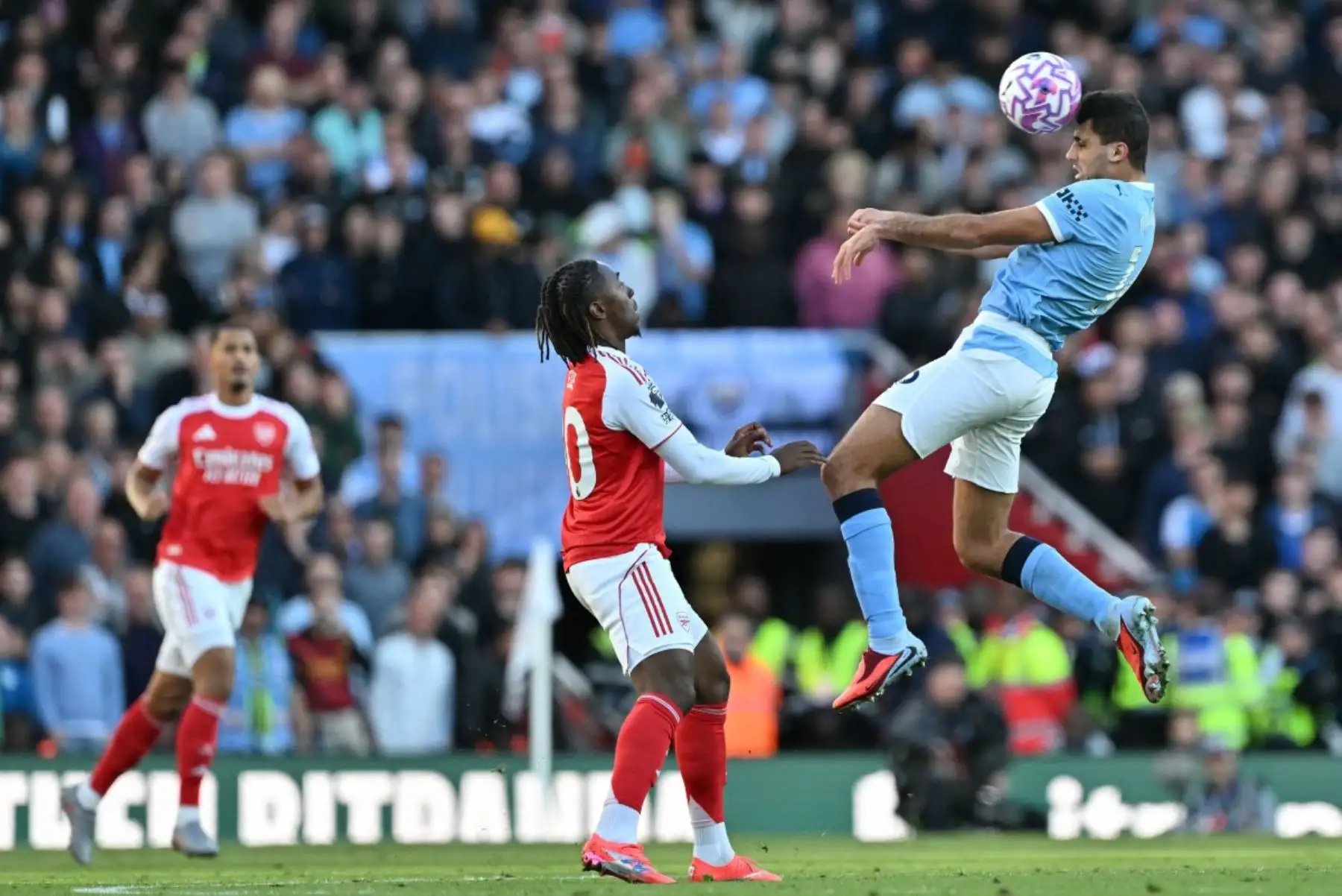 El centrocampista español del Manchester City, Rodri, cabecea el balón durante el partido de la Premier League inglesa entre el Arsenal y el Manchester City en el Emirates Stadium de Londres el 21 de septiembre de 2025. Foto: AFP