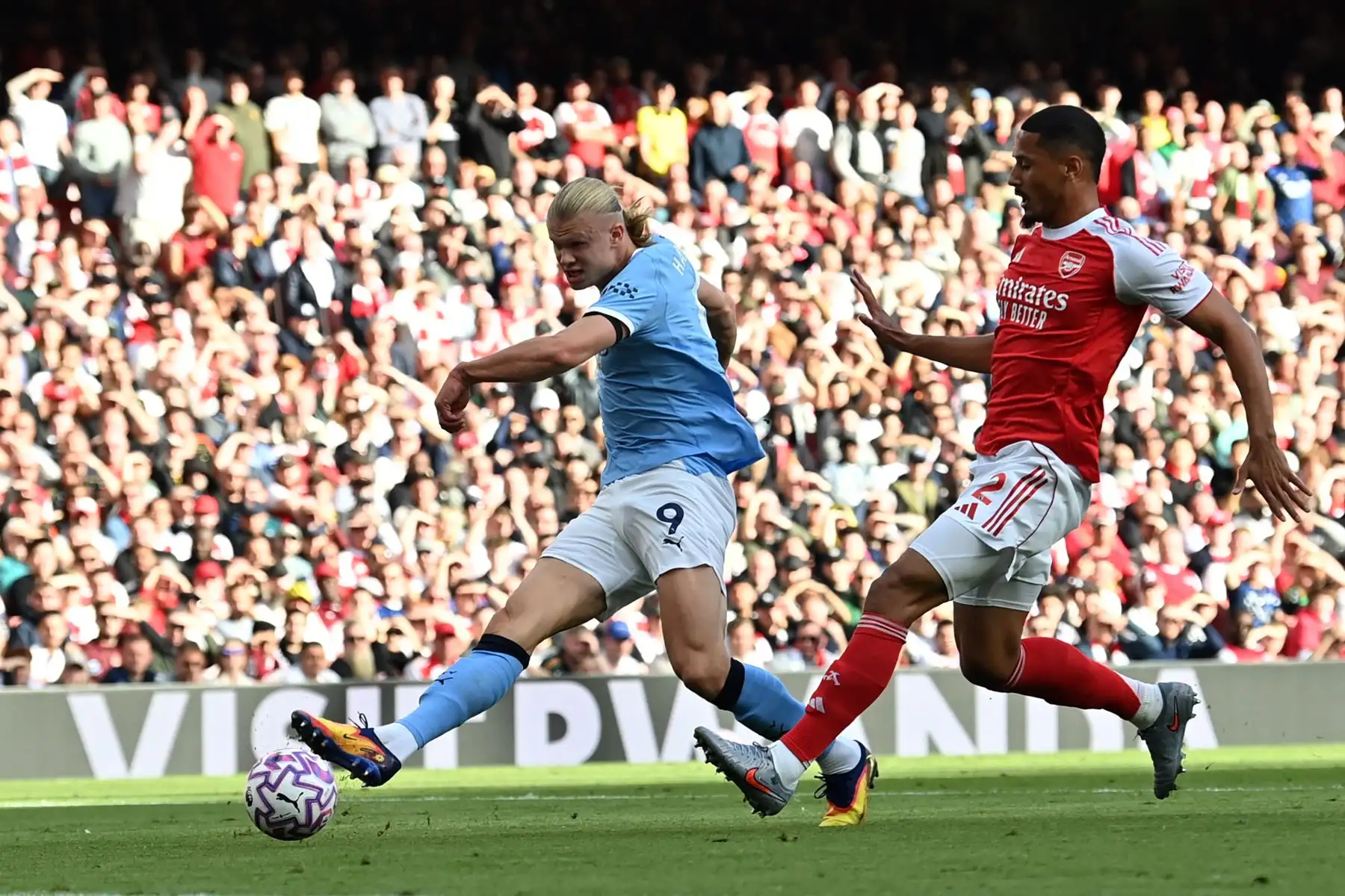 El delantero noruego del Manchester City, Erling Haaland, dispara para marcar el primer gol del partido de la Premier League inglesa entre el Arsenal y el Manchester City en el Emirates Stadium de Londres el 21 de septiembre de 2025. Foto: AFP