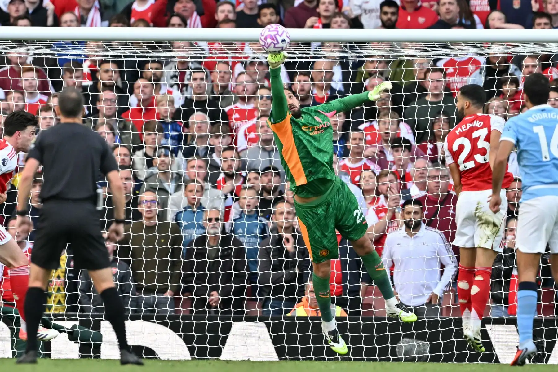 El portero italiano del Manchester City, Gianluigi Donnarumma, despeja el balón con el puño durante el partido de fútbol de la Premier League inglesa entre el Arsenal y el Manchester City en el Emirates Stadium de Londres el 21 de septiembre de 2025. Foto: AFP
