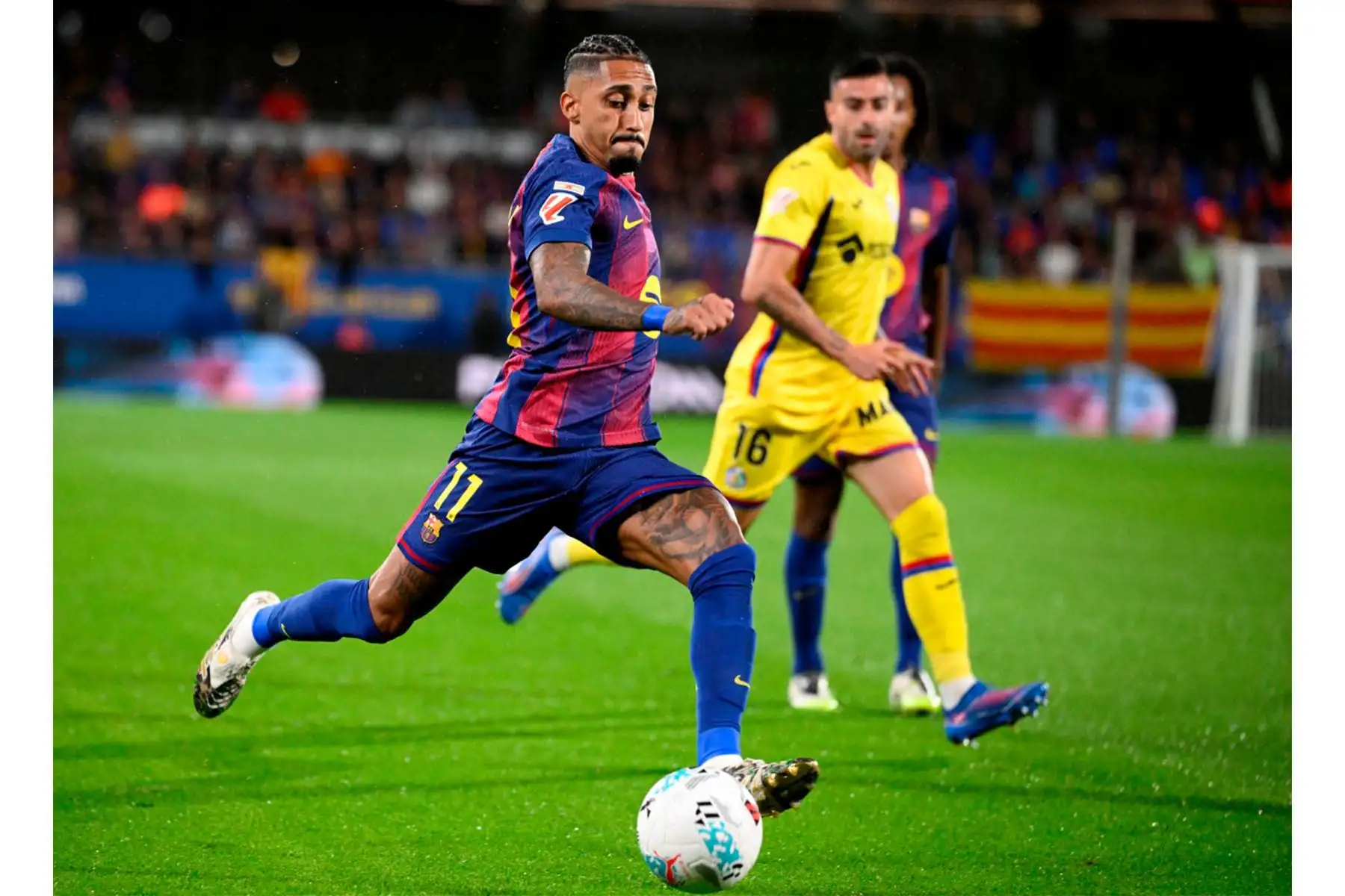 El delantero brasileño del Barcelona, ​​Raphinha, lucha por el balón con el defensor español del Getafe, Diego Rico, durante el partido de fútbol de la liga española entre el FC Barcelona y el Getafe CF en el estadio Johan Cruyff de Barcelona el 21 de septiembre de 2025. Foto: AFP