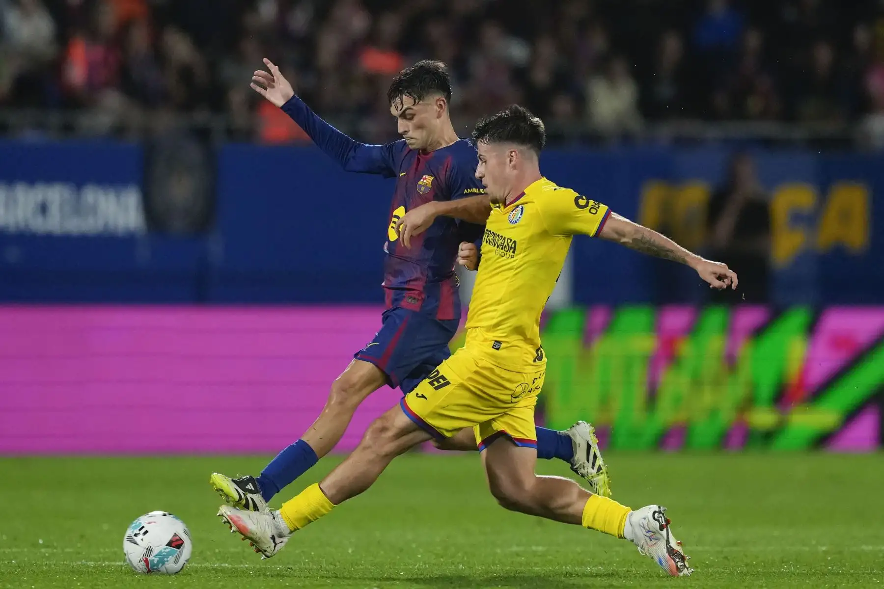 El centrocampista del Barcelona, Pedri, lucha con Adrián Liso del Getafe durante el partido de la jornada 5 de La Liga que FC Barcelona y Getafe CF disputan este domingo en el Estadio Johan Cruyff. Foto: EFE