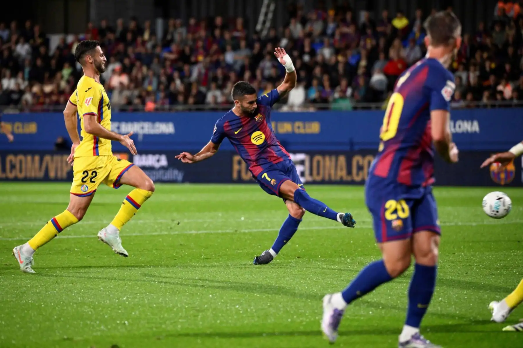 El delantero español del Barcelona, ​​Ferran Torres, marca el primer gol de su equipo durante el partido de fútbol de la liga española entre el FC Barcelona y el Getafe CF en el estadio Johan Cruyff de Barcelona el 21 de septiembre de 2025. Foto: AFP