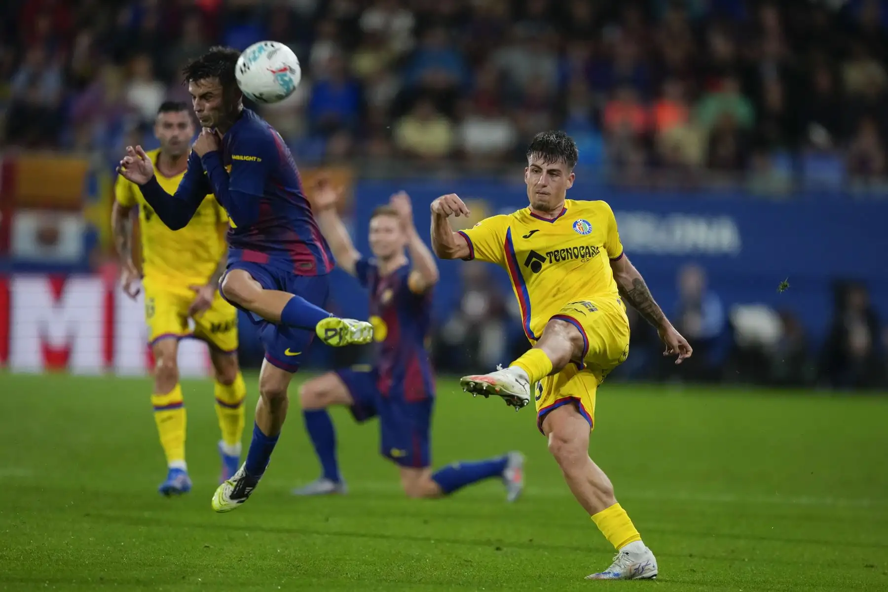 El delantero del Getafe, Adrián Liso, dispara ante Pedri del FC Barcelona durante el partido de la jornada 5 de La Liga que FC Barcelona y Getafe CF disputan este domingo en el Estadi Johan Cruyff. Foto: EFE