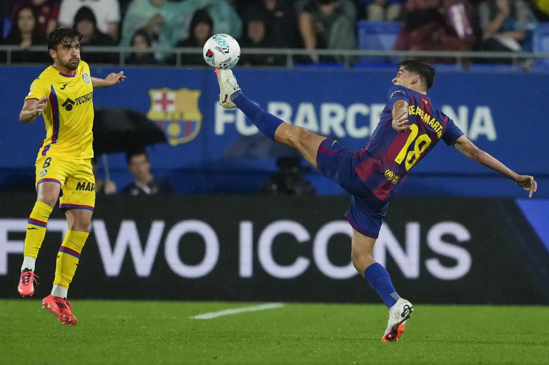 El defensa del Barcelona, Gerard Martín, pelea por el balón ante Mauro Arambarri del Getafe durante el partido de la jornada 5 de La Liga que FC Barcelona y Getafe CF disputan este domingo en el Estadi Johan Cruyff. Foto: EFE
