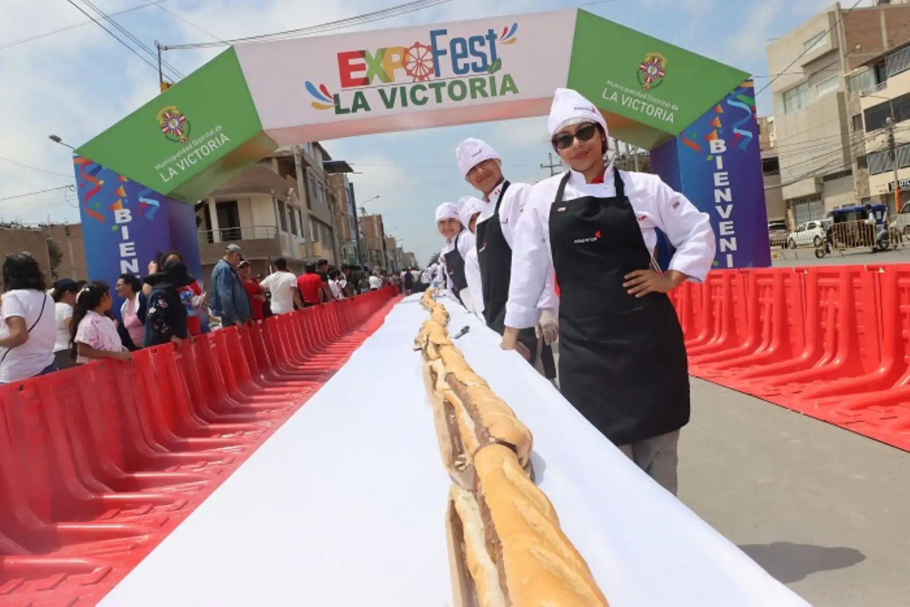 Tras la verificación notarial de la longitud del choripán, llegó el momento esperado: la degustación gratuita para todos los asistentes, quienes no solo disfrutaron del récord, sino de un evento lleno de sabor y cultura.