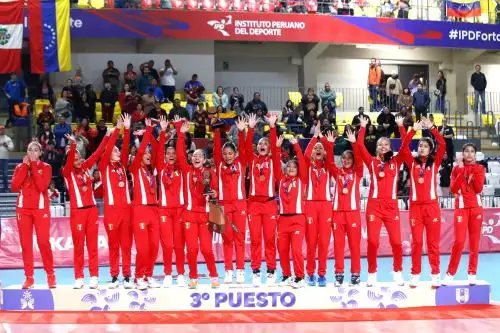 Premiación de la selección peruana de vóley Sub-17 femenino que obtiene la medalla de bronce en el Campeonato Sudamericano 2025