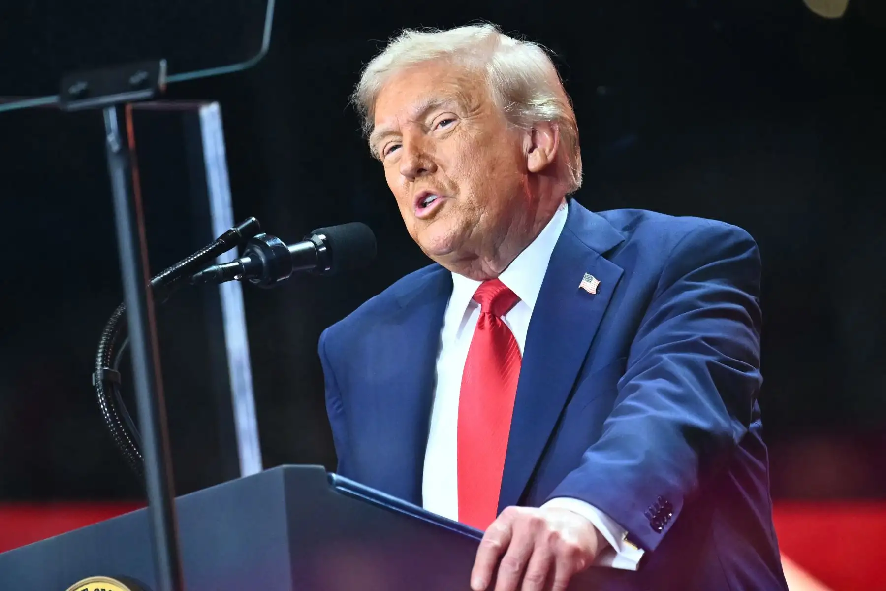 El presidente estadounidense, Donald Trump, calificó este domingo el asesinato de Charlie Kirk, como "un ataque contra EE.UU.", en una ceremonia multitudinaria para honrar la memoria del activista, al que definió como "uno de los más grandes patriotas" del país.
Foto: AFP