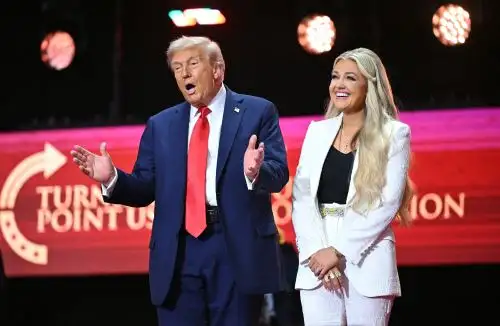 El presidente Donald Trump participa en una ceremonia multitudinaria para honrar la memoria del activista Charlie Kirk