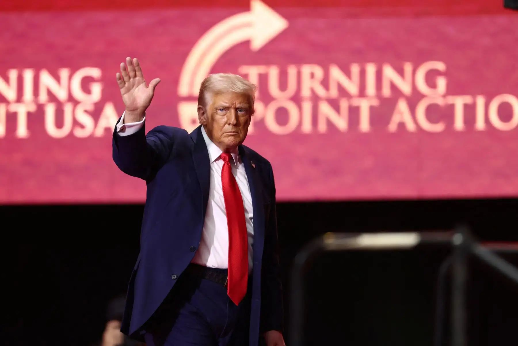El presidente estadounidense, Donald Trump, calificó este domingo el asesinato de Charlie Kirk, como "un ataque contra EE.UU.", en una ceremonia multitudinaria para honrar la memoria del activista, al que definió como "uno de los más grandes patriotas" del país.
Foto: AFP