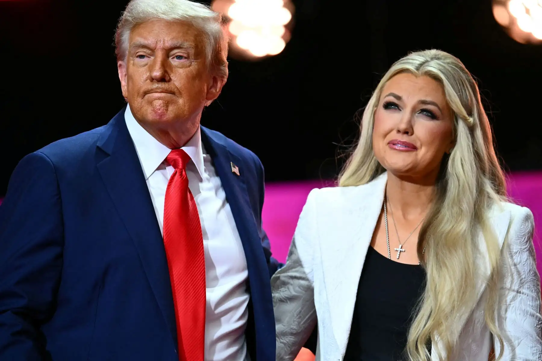 El presidente estadounidense, Donald Trump, calificó este domingo el asesinato de Charlie Kirk, como "un ataque contra EE.UU.", en una ceremonia multitudinaria para honrar la memoria del activista, al que definió como "uno de los más grandes patriotas" del país.
Foto: AFP
