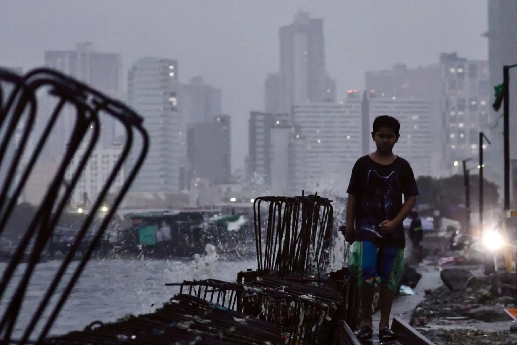 Un niño filipino camina junto a un dique de control de inundaciones sin terminar en Manila, Filipinas, el 22 de septiembre de 2025. La oficina meteorológica de Filipinas aconsejó a los residentes que permanecieran atentos a posibles inundaciones y deslizamientos de tierra causados ​​por el súper tifón Ragasa. Foto: EFE