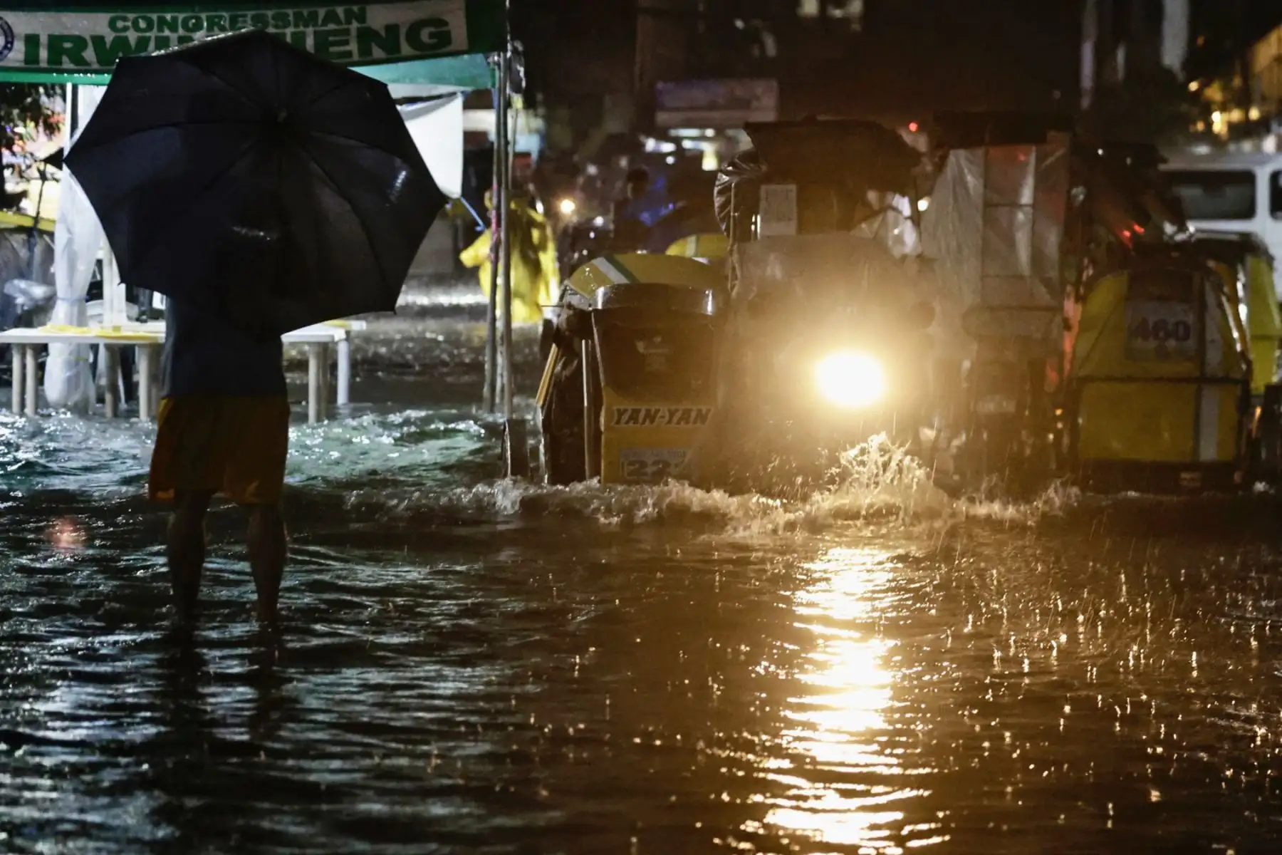 La oficina meteorológica de Filipinas recomendó a los residentes mantenerse alerta ante posibles inundaciones y deslizamientos de tierra causados ​​por el supertifón Ragasa, que se pronostica que pasará por el norte del país. Foto: EFE