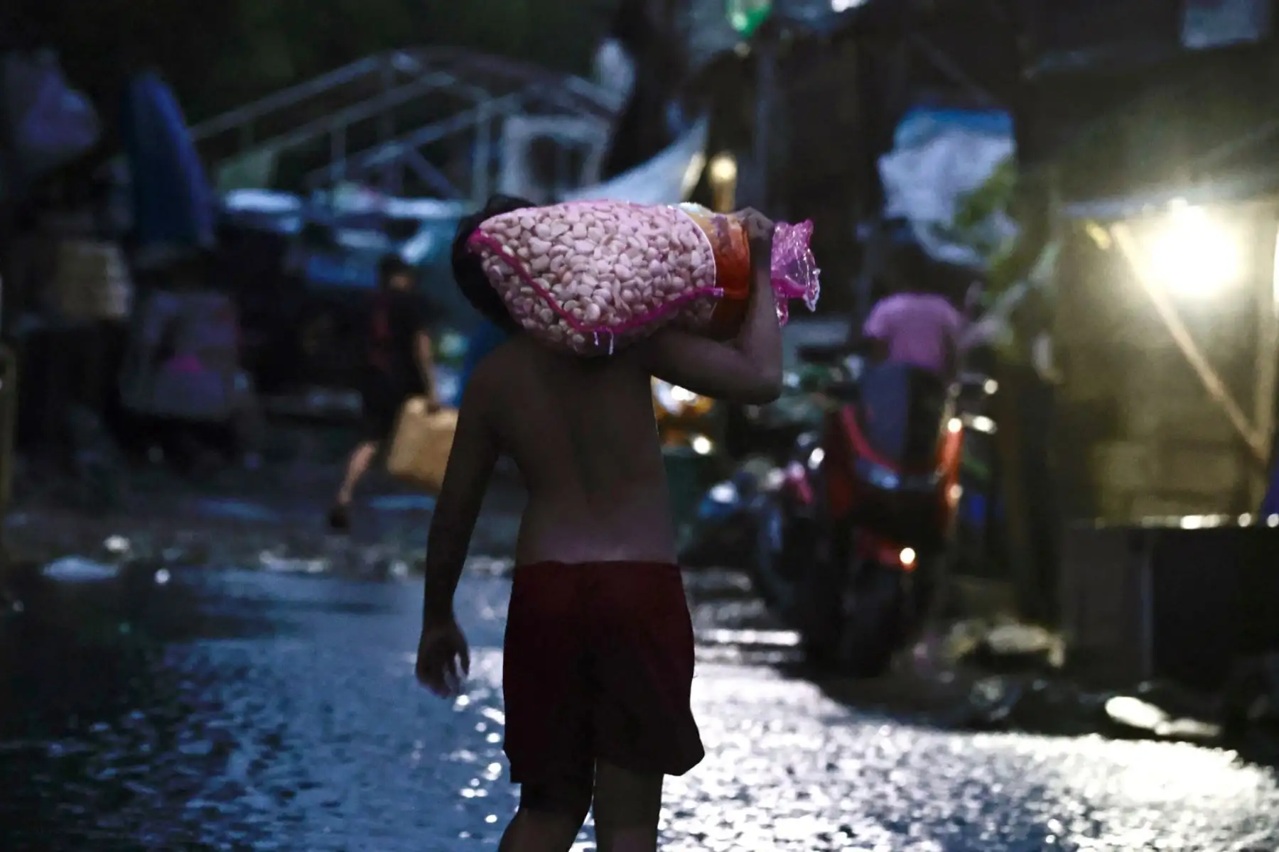 La oficina meteorológica de Filipinas recomendó a los residentes mantenerse alerta ante posibles inundaciones y deslizamientos de tierra causados ​​por el supertifón Ragasa, que se pronostica que pasará por el norte del país. Foto: AFP
