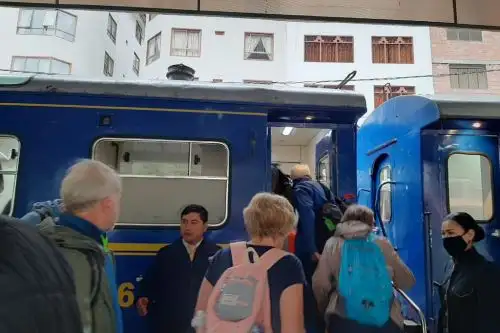 Pasajeros extranjeros y locales no pueden viajar por tren hoy desde Cusco a Ollantaytambo. ANDINA/Difusión