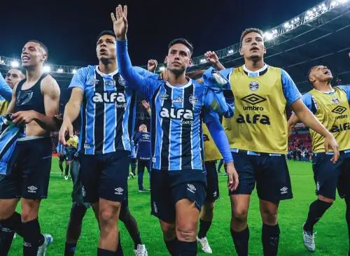 Erick Noriega recibió el aliento de la afición del Gremio tras el partido ante el Internacional
