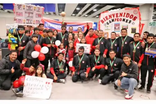 La selección peruana de fútbol para ciegos recibió los honores tras coronarse campeón en México