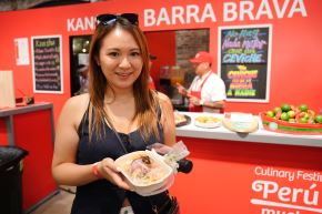 Comensal en la feria "Perú Mucho Gusto" en Nueva York 2025. ANDINA/Difusión
