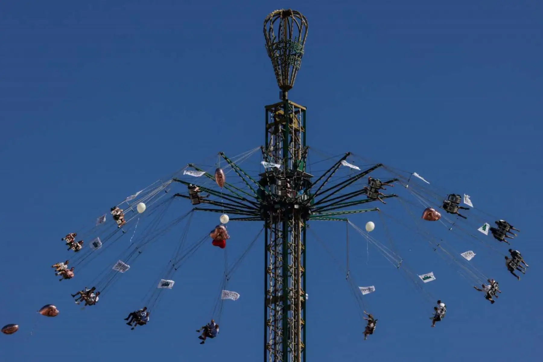 Considerado el festival de cerveza más grande del mundo, el Oktoberfest 2025 se inauguró en Múnich el 20 de septiembre y se extenderá hasta el 5 de octubre. La celebración arrancó con el tradicional descorche del barril, en medio de altas temperaturas y estrictas medidas de seguridad. Con cerveza, gastronomía y desfiles tradicionales, esta edición número 190 conmemora 215 años de historia, consolidándose como un emblema de la cultura bávara. Foto: AFP
