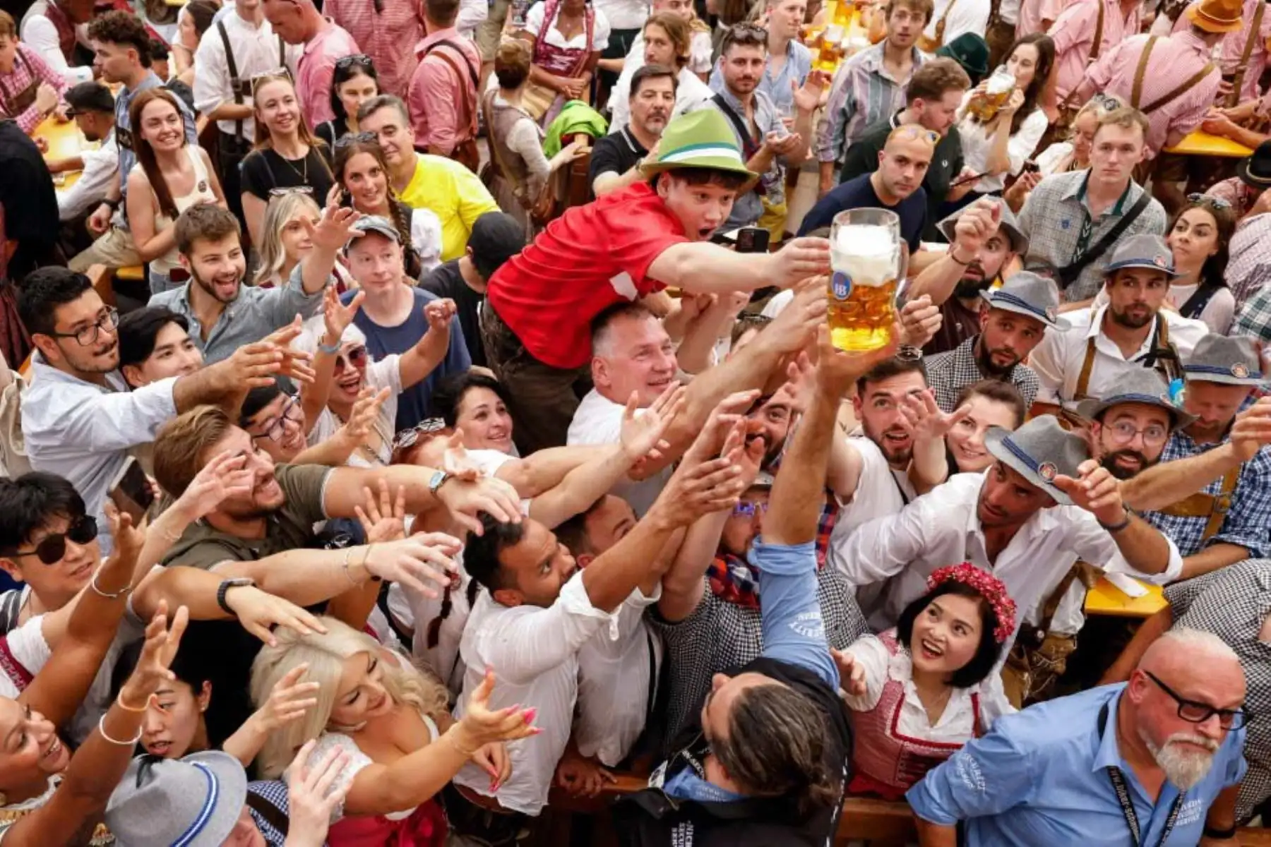 Considerado el festival de cerveza más grande del mundo, el Oktoberfest 2025 se inauguró en Múnich el 20 de septiembre y se extenderá hasta el 5 de octubre. La celebración arrancó con el tradicional descorche del barril, en medio de altas temperaturas y estrictas medidas de seguridad. Con cerveza, gastronomía y desfiles tradicionales, esta edición número 190 conmemora 215 años de historia, consolidándose como un emblema de la cultura bávara. Foto: AFP