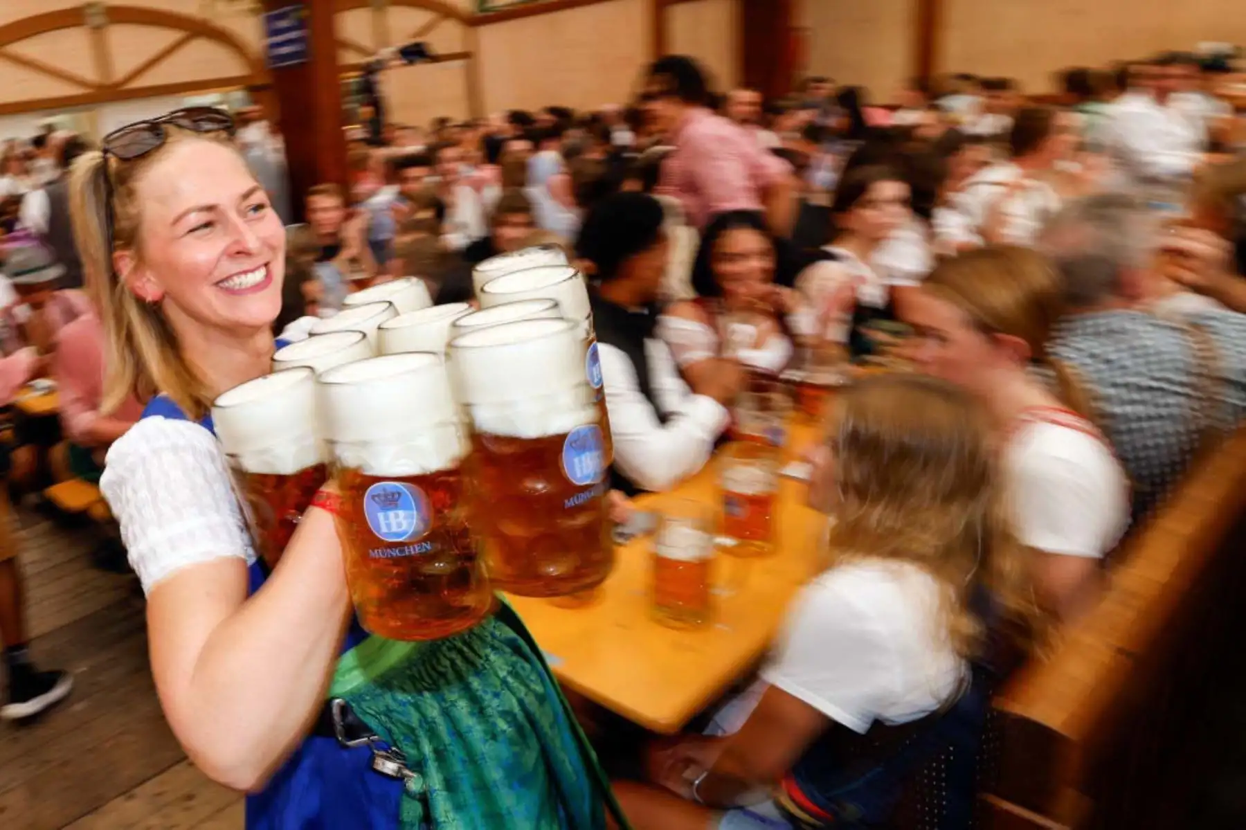Considerado el festival de cerveza más grande del mundo, el Oktoberfest 2025 se inauguró en Múnich el 20 de septiembre y se extenderá hasta el 5 de octubre. La celebración arrancó con el tradicional descorche del barril, en medio de altas temperaturas y estrictas medidas de seguridad. Con cerveza, gastronomía y desfiles tradicionales, esta edición número 190 conmemora 215 años de historia, consolidándose como un emblema de la cultura bávara. Foto: AFP