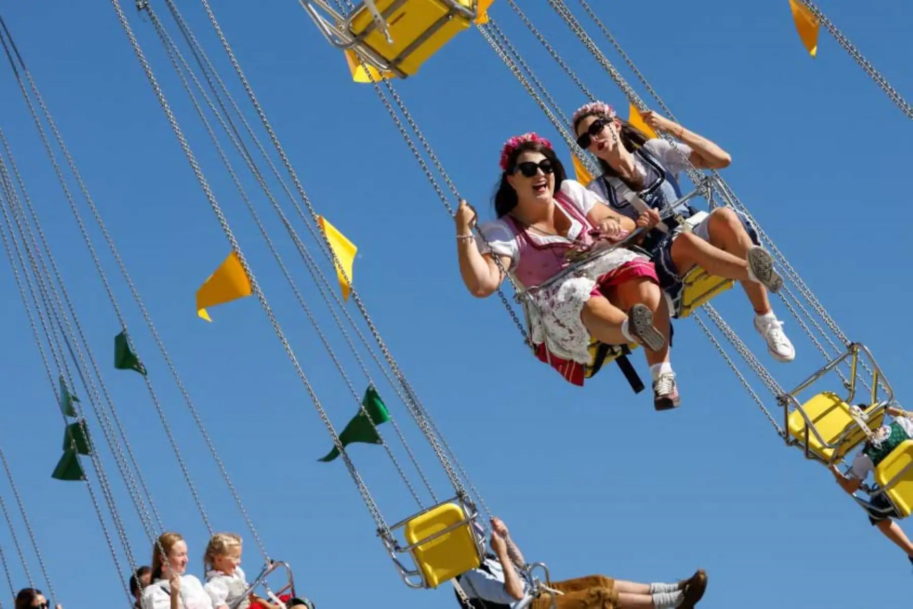 Considerado el festival de cerveza más grande del mundo, el Oktoberfest 2025 se inauguró en Múnich el 20 de septiembre y se extenderá hasta el 5 de octubre. La celebración arrancó con el tradicional descorche del barril, en medio de altas temperaturas y estrictas medidas de seguridad. Con cerveza, gastronomía y desfiles tradicionales, esta edición número 190 conmemora 215 años de historia, consolidándose como un emblema de la cultura bávara. Foto: AFP