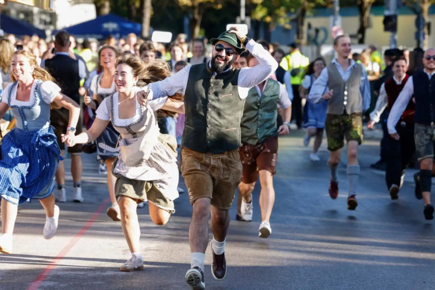 Considerado el festival de cerveza más grande del mundo, el Oktoberfest 2025 se inauguró en Múnich el 20 de septiembre y se extenderá hasta el 5 de octubre. La celebración arrancó con el tradicional descorche del barril, en medio de altas temperaturas y estrictas medidas de seguridad. Con cerveza, gastronomía y desfiles tradicionales, esta edición número 190 conmemora 215 años de historia, consolidándose como un emblema de la cultura bávara. Foto: AFP