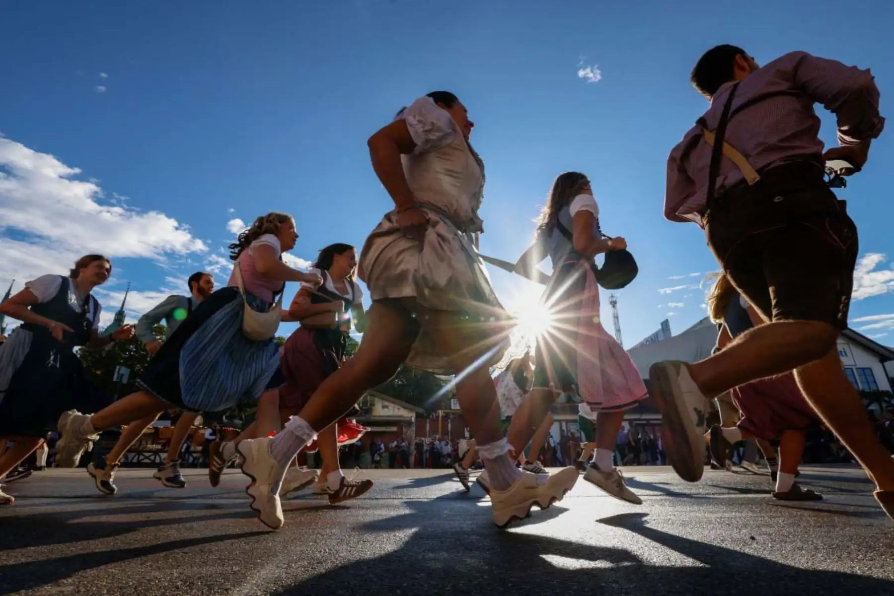 Considerado el festival de cerveza más grande del mundo, el Oktoberfest 2025 se inauguró en Múnich el 20 de septiembre y se extenderá hasta el 5 de octubre. La celebración arrancó con el tradicional descorche del barril, en medio de altas temperaturas y estrictas medidas de seguridad. Con cerveza, gastronomía y desfiles tradicionales, esta edición número 190 conmemora 215 años de historia, consolidándose como un emblema de la cultura bávara. Foto: AFP