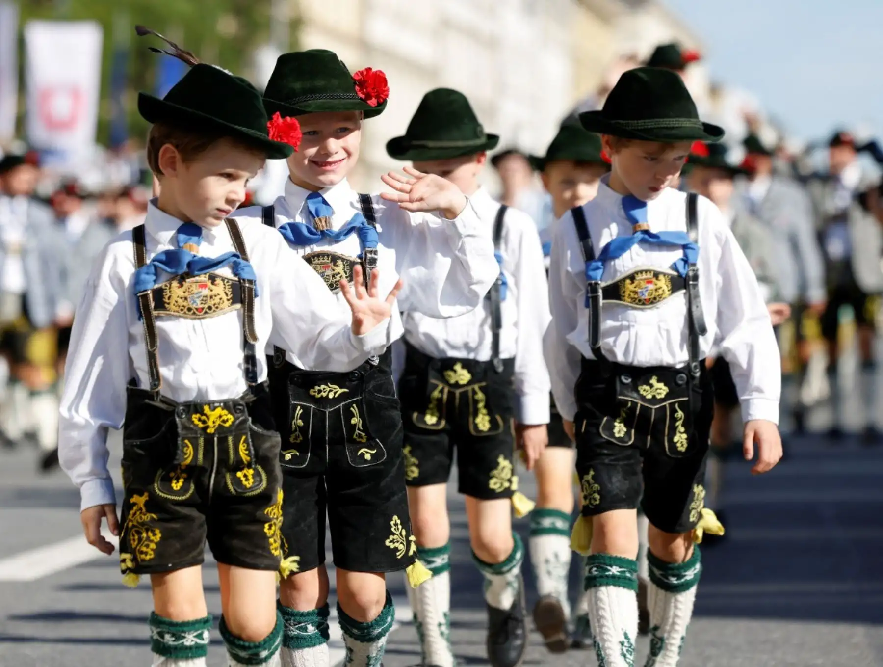 Considerado el festival de cerveza más grande del mundo, el Oktoberfest 2025 se inauguró en Múnich el 20 de septiembre y se extenderá hasta el 5 de octubre. La celebración arrancó con el tradicional descorche del barril, en medio de altas temperaturas y estrictas medidas de seguridad. Con cerveza, gastronomía y desfiles tradicionales, esta edición número 190 conmemora 215 años de historia, consolidándose como un emblema de la cultura bávara. Foto: AFP