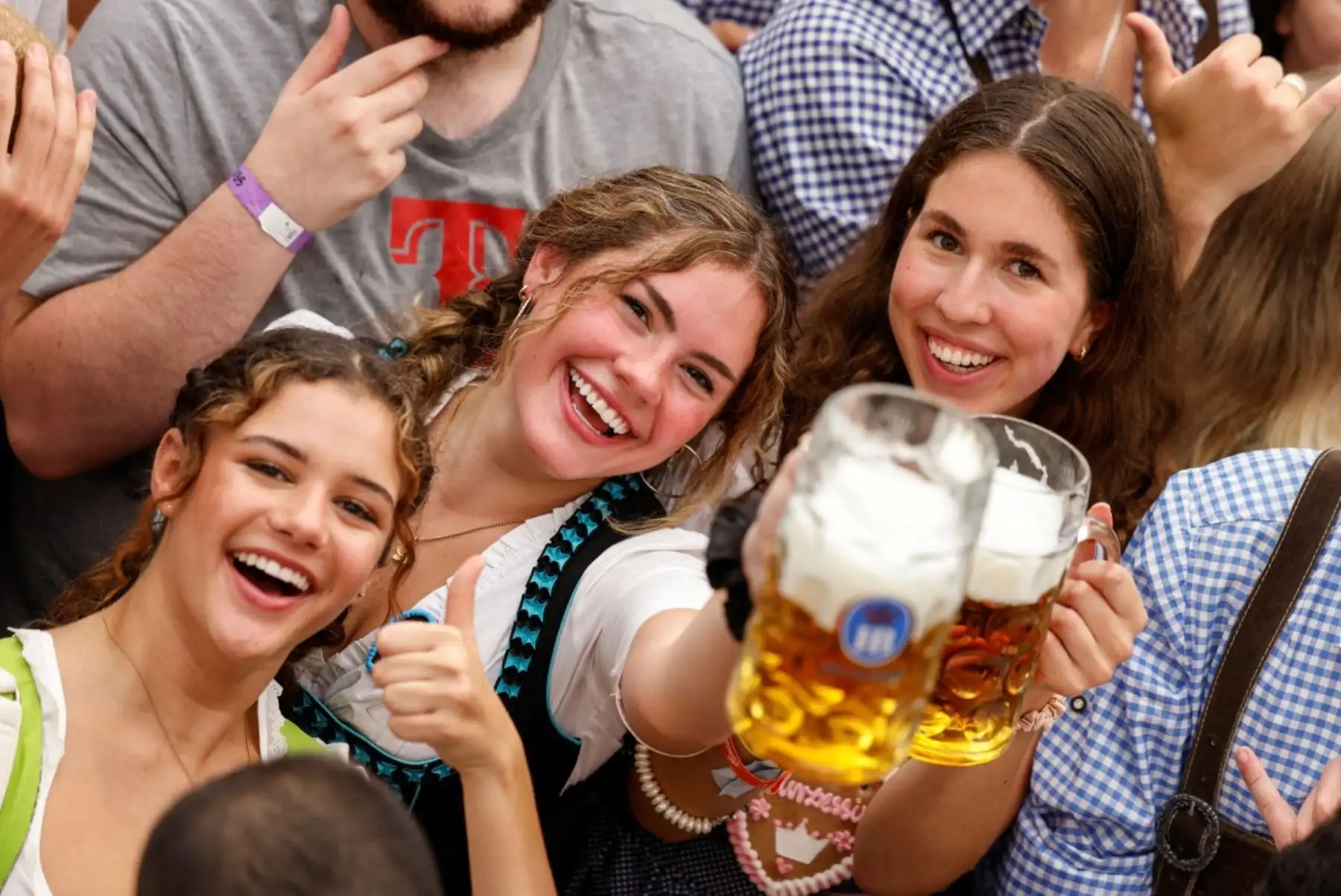 Considerado el festival de cerveza más grande del mundo, el Oktoberfest 2025 se inauguró en Múnich el 20 de septiembre y se extenderá hasta el 5 de octubre. La celebración arrancó con el tradicional descorche del barril, en medio de altas temperaturas y estrictas medidas de seguridad. Con cerveza, gastronomía y desfiles tradicionales, esta edición número 190 conmemora 215 años de historia, consolidándose como un emblema de la cultura bávara. Foto: AFP