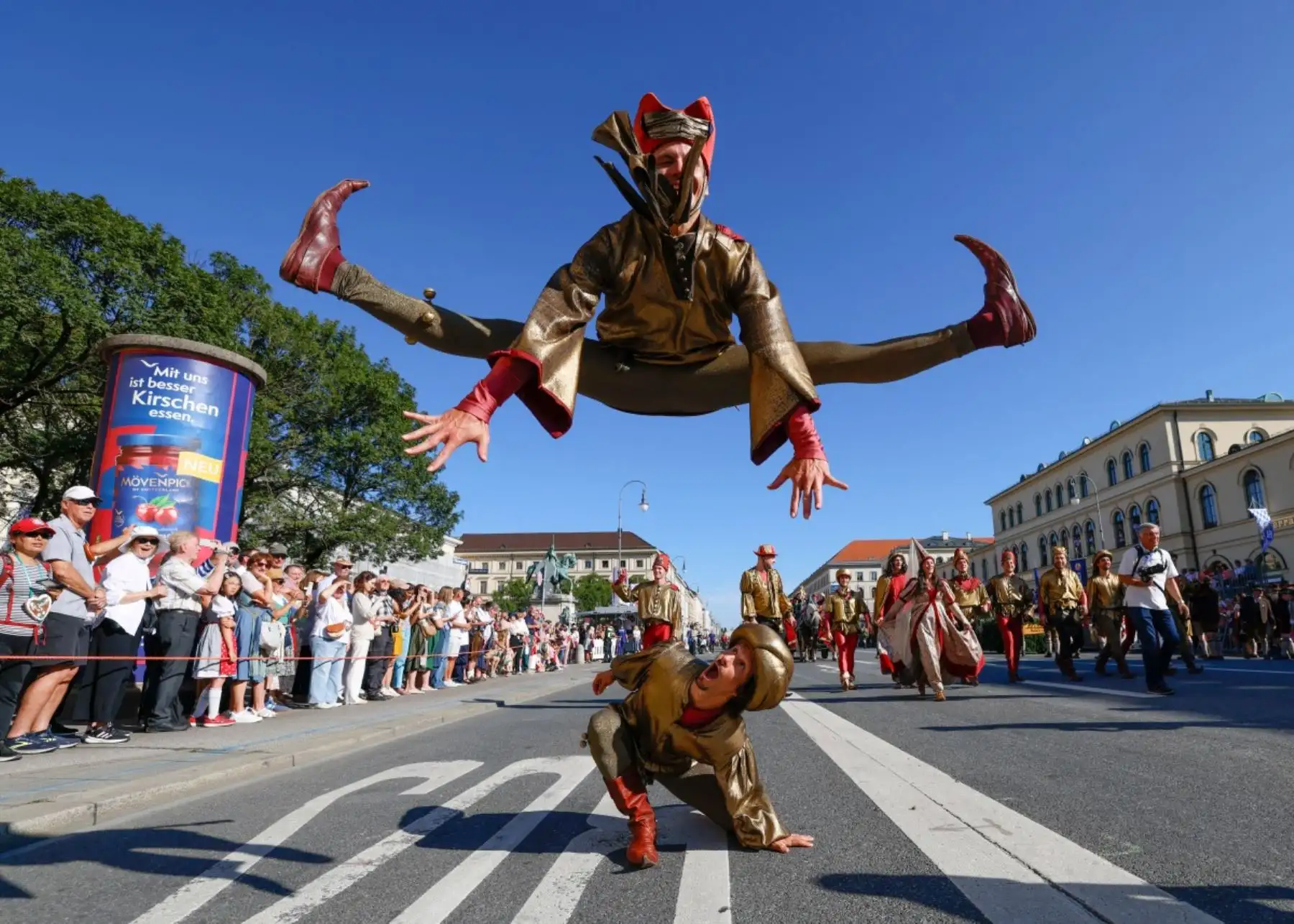 Considerado el festival de cerveza más grande del mundo, el Oktoberfest 2025 se inauguró en Múnich el 20 de septiembre y se extenderá hasta el 5 de octubre. La celebración arrancó con el tradicional descorche del barril, en medio de altas temperaturas y estrictas medidas de seguridad. Con cerveza, gastronomía y desfiles tradicionales, esta edición número 190 conmemora 215 años de historia, consolidándose como un emblema de la cultura bávara. Foto: AFP