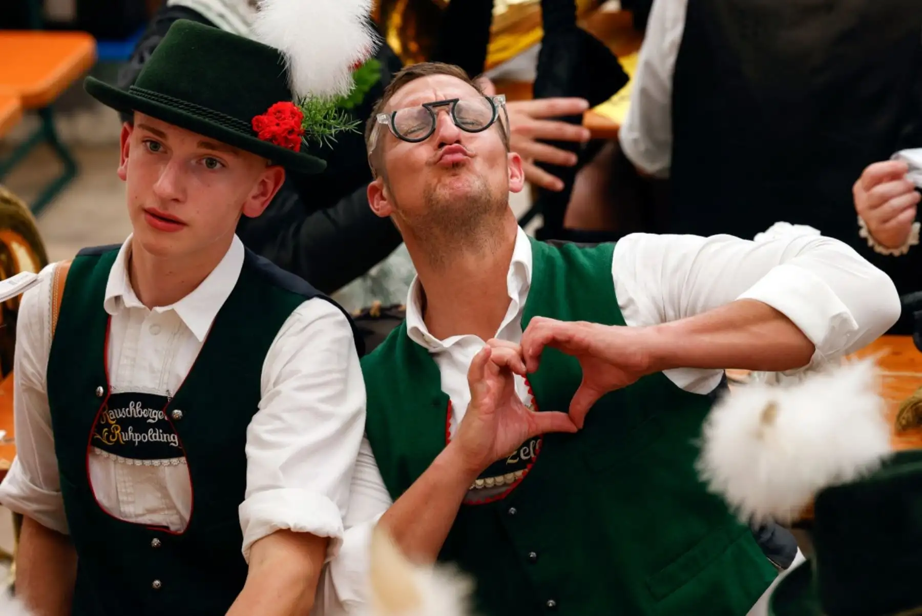 Considerado el festival de cerveza más grande del mundo, el Oktoberfest 2025 se inauguró en Múnich el 20 de septiembre y se extenderá hasta el 5 de octubre. La celebración arrancó con el tradicional descorche del barril, en medio de altas temperaturas y estrictas medidas de seguridad. Con cerveza, gastronomía y desfiles tradicionales, esta edición número 190 conmemora 215 años de historia, consolidándose como un emblema de la cultura bávara. Foto: AFP
