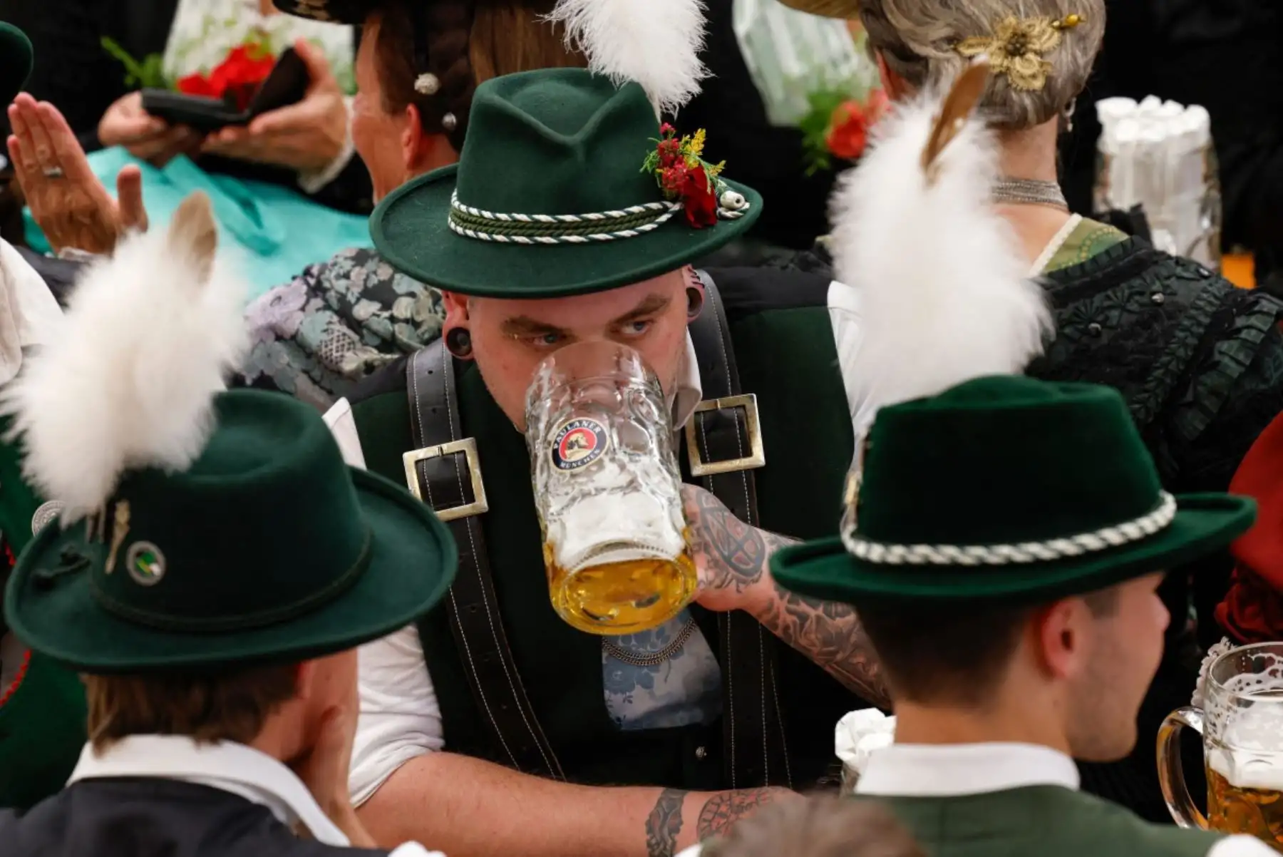Considerado el festival de cerveza más grande del mundo, el Oktoberfest 2025 se inauguró en Múnich el 20 de septiembre y se extenderá hasta el 5 de octubre. La celebración arrancó con el tradicional descorche del barril, en medio de altas temperaturas y estrictas medidas de seguridad. Con cerveza, gastronomía y desfiles tradicionales, esta edición número 190 conmemora 215 años de historia, consolidándose como un emblema de la cultura bávara. Foto: AFP