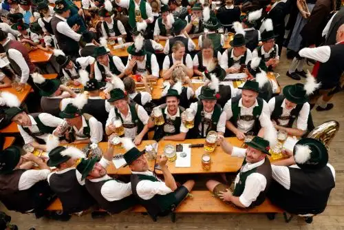 Oktoberfest 2025: Miles de turistas celebran los 215 años del Oktoberfest, el mayor festival de cerveza del mundo