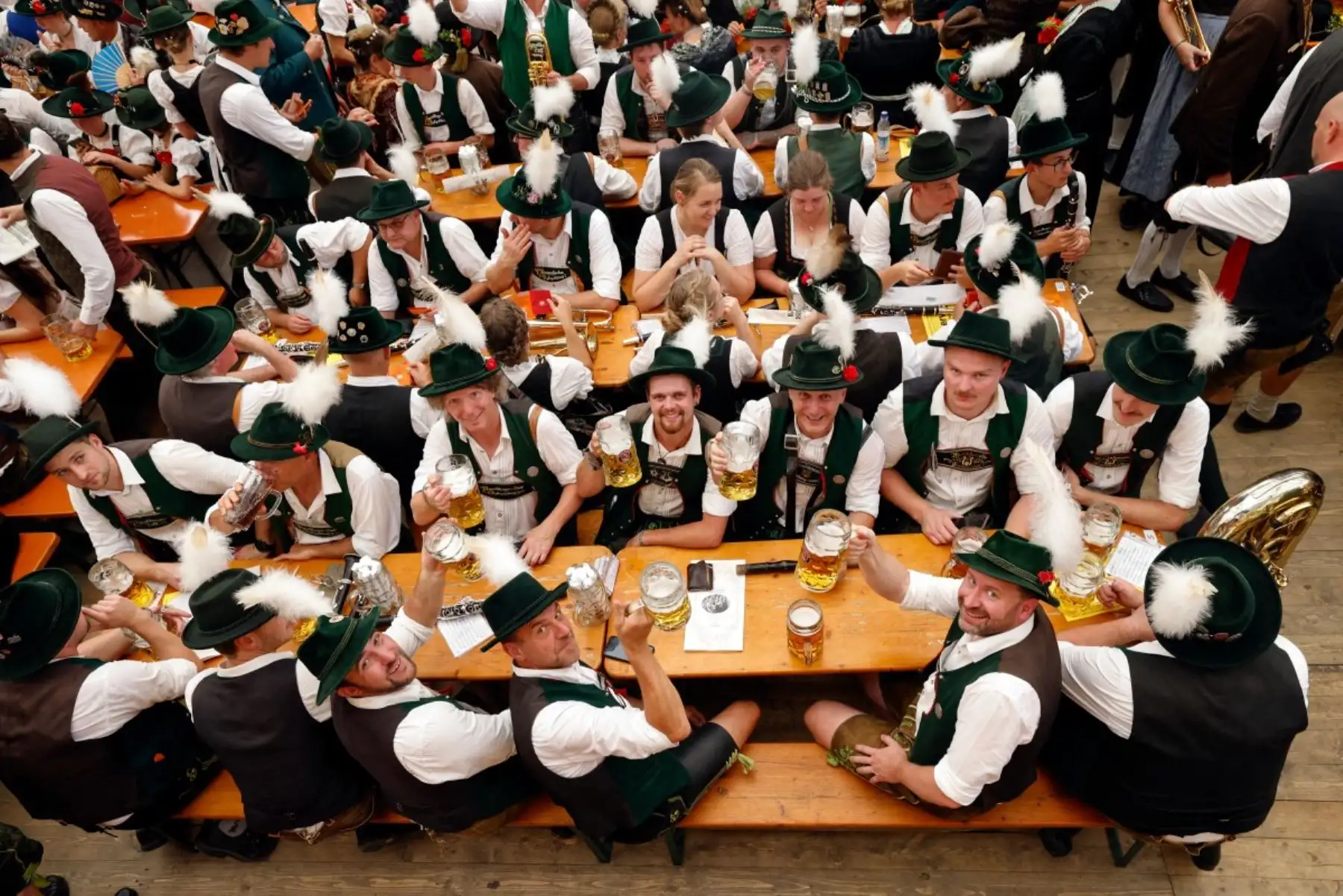 Considerado el festival de cerveza más grande del mundo, el Oktoberfest 2025 se inauguró en Múnich el 20 de septiembre y se extenderá hasta el 5 de octubre. La celebración arrancó con el tradicional descorche del barril, en medio de altas temperaturas y estrictas medidas de seguridad. Con cerveza, gastronomía y desfiles tradicionales, esta edición número 190 conmemora 215 años de historia, consolidándose como un emblema de la cultura bávara. Foto: AFP