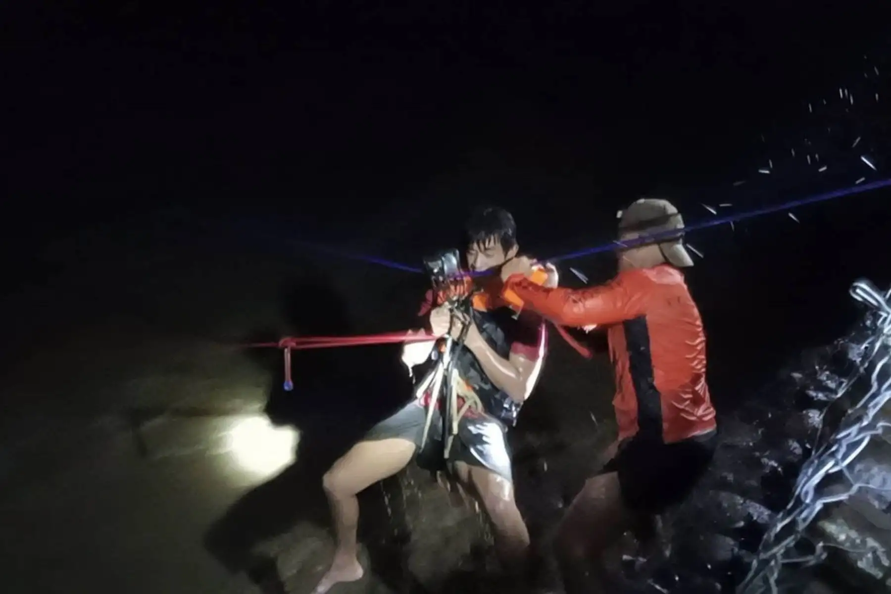 Al menos tres personas murieron y nueve resultaron heridas en Filipinas por el paso del supertifón Ragasa, la mayor tormenta del año, que tocó tierra el lunes en el norte del archipiélago obligando a evacuar a miles de personas, antes de continuar este martes su avance hacia el sur de China. Foto: EFE