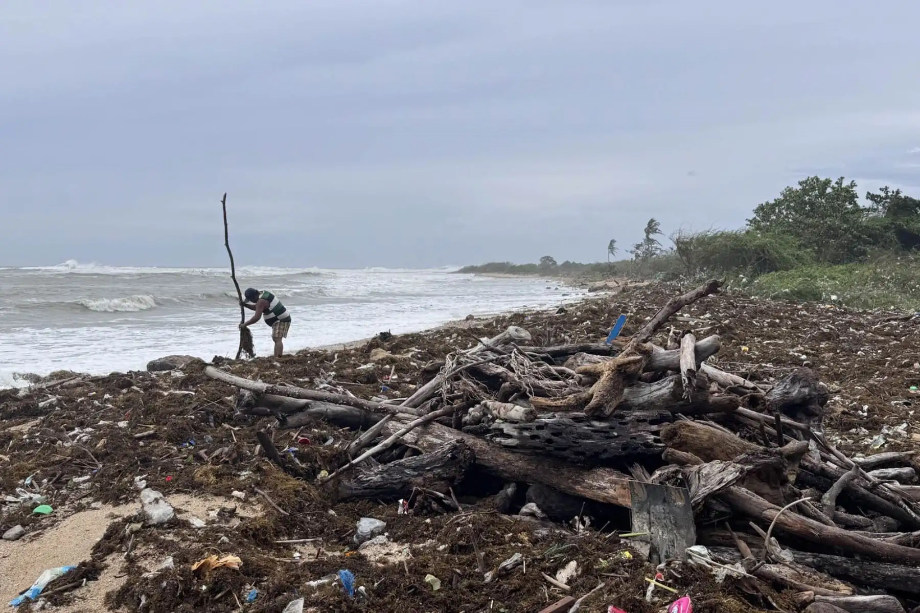 El supertifón desplazó a 17.562 personas, además de provocar inundaciones y deslizamientos de tierra en el norte del país asiático. Las autoridades suspendieron este martes, por segundo día consecutivo, las clases presenciales en decenas de provincias todavía afectadas por las lluvias asociadas a la tormenta. Foto: EFE